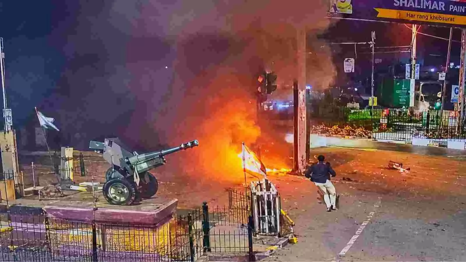 जालंधर में सड़क पर हुए विस्फोट के बाद धुआं और आग का दृश्य जहां सुरक्षा एजेंसियां जांच कर रही हैं। जालंधर में सड़क पर हुए विस्फोट के बाद धुआं और आग का दृश्य जहां सुरक्षा एजेंसियां जांच कर रही हैं।