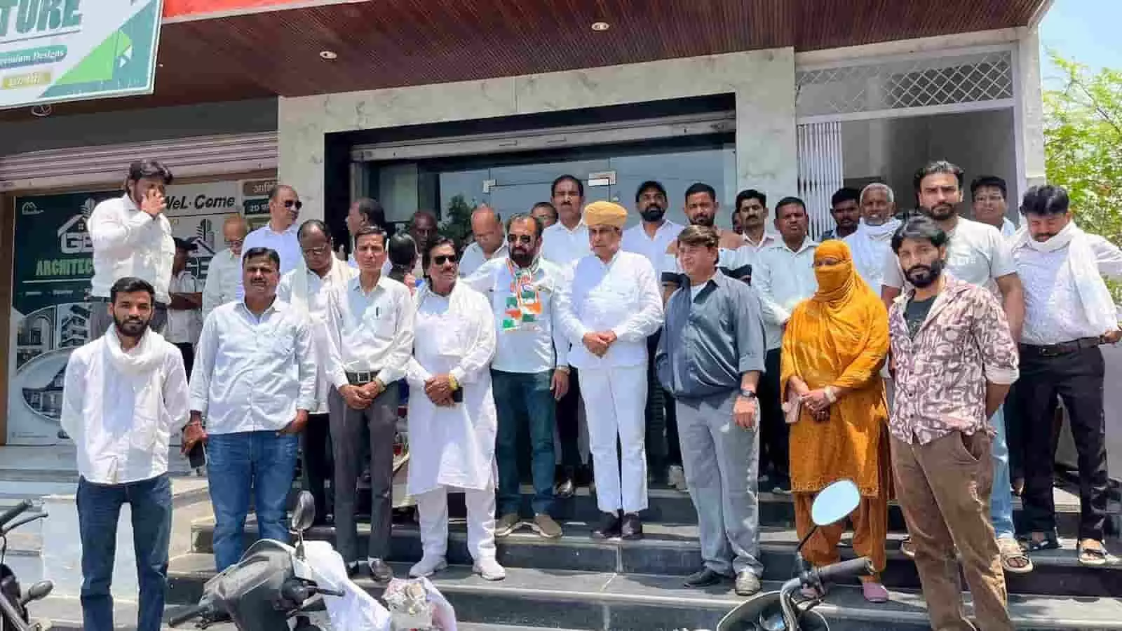 सलूम्बर जिला कांग्रेस कार्यालय की सीढ़ियों पर खड़े परमानंद मेहता और कार्यकर्ता सरकार विरोधी प्रदर्शन की तैयारी करते हुए। सलूम्बर जिला कांग्रेस कार्यालय की सीढ़ियों पर खड़े परमानंद मेहता और कार्यकर्ता सरकार विरोधी प्रदर्शन की तैयारी करते हुए।