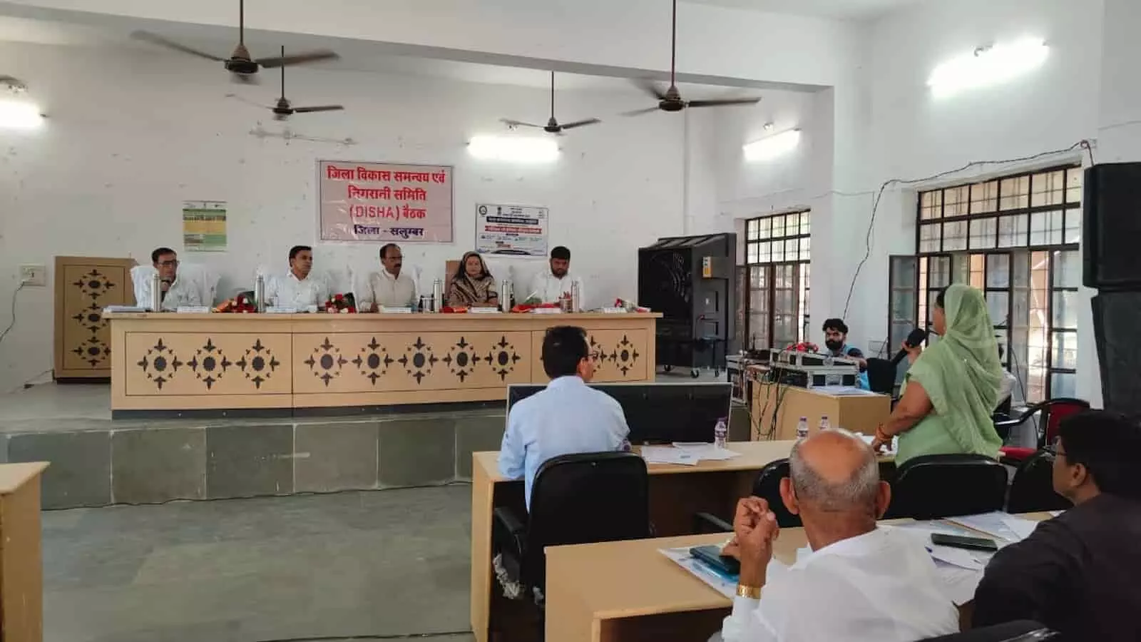 सलूंबर पंचायत समिति सभागार में दिशा बैठक के दौरान मंच पर बैठे सांसद मन्नालाल रावत और अन्य जनप्रतिनिधि। सलूंबर पंचायत समिति सभागार में दिशा बैठक के दौरान मंच पर बैठे सांसद मन्नालाल रावत और अन्य जनप्रतिनिधि।