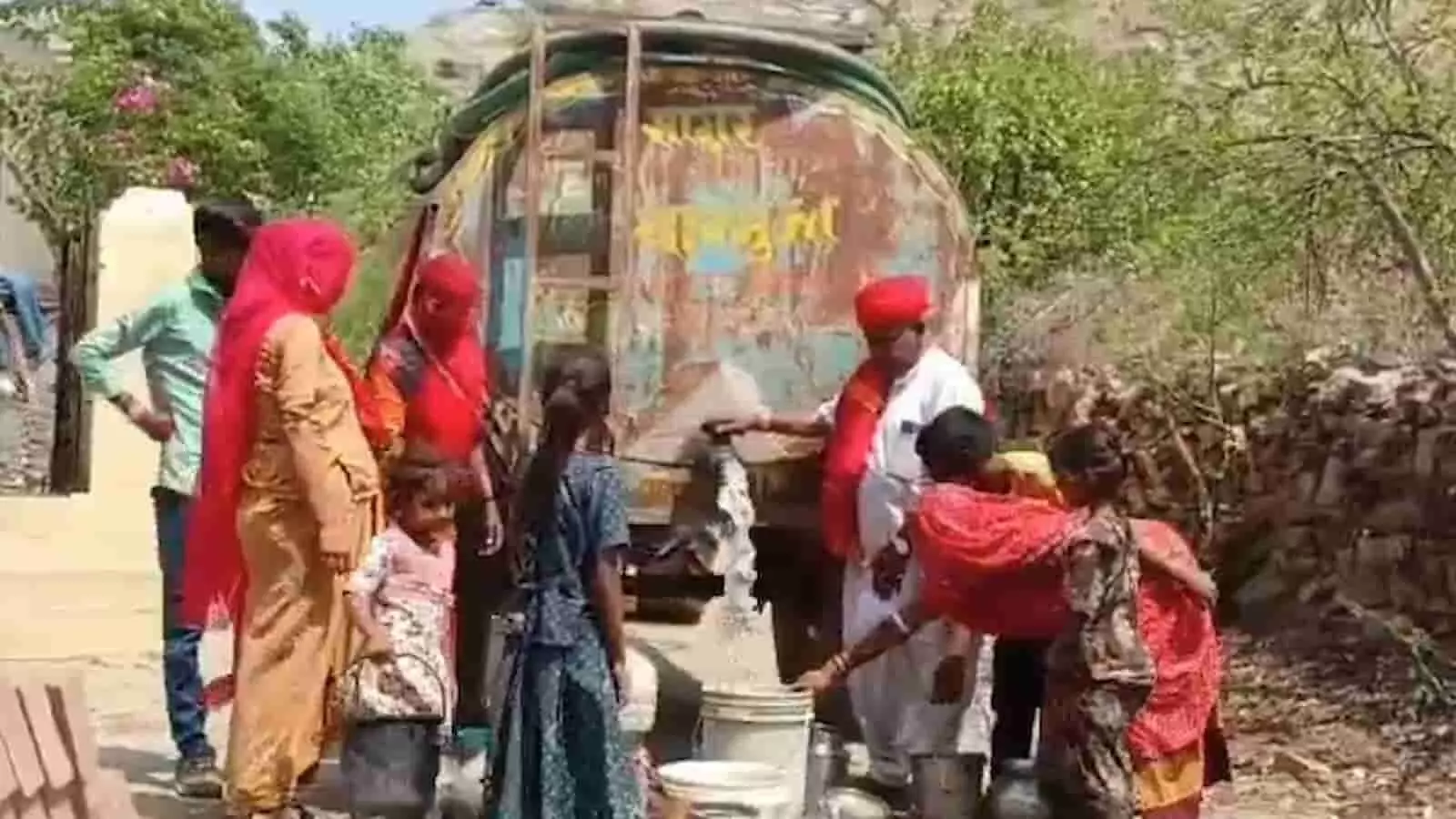 राजसमंद के भोपजी के बागल गांव में पानी के टैंकर से पानी भरते हुए ग्रामीण और बच्चे। राजसमंद के भोपजी के बागल गांव में पानी के टैंकर से पानी भरते हुए ग्रामीण और बच्चे।