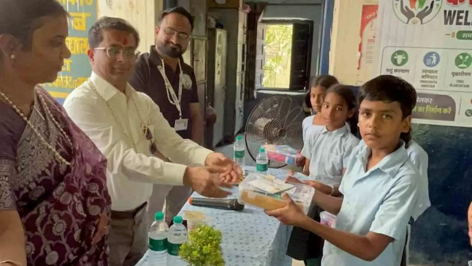 राजकीय विद्यालय में अतिथि छात्राओं को स्वास्थ्य किट प्रदान कर स्वच्छता का संदेश दे रहे हैं। राजकीय विद्यालय में अतिथि छात्राओं को स्वास्थ्य किट प्रदान कर स्वच्छता का संदेश दे रहे हैं।