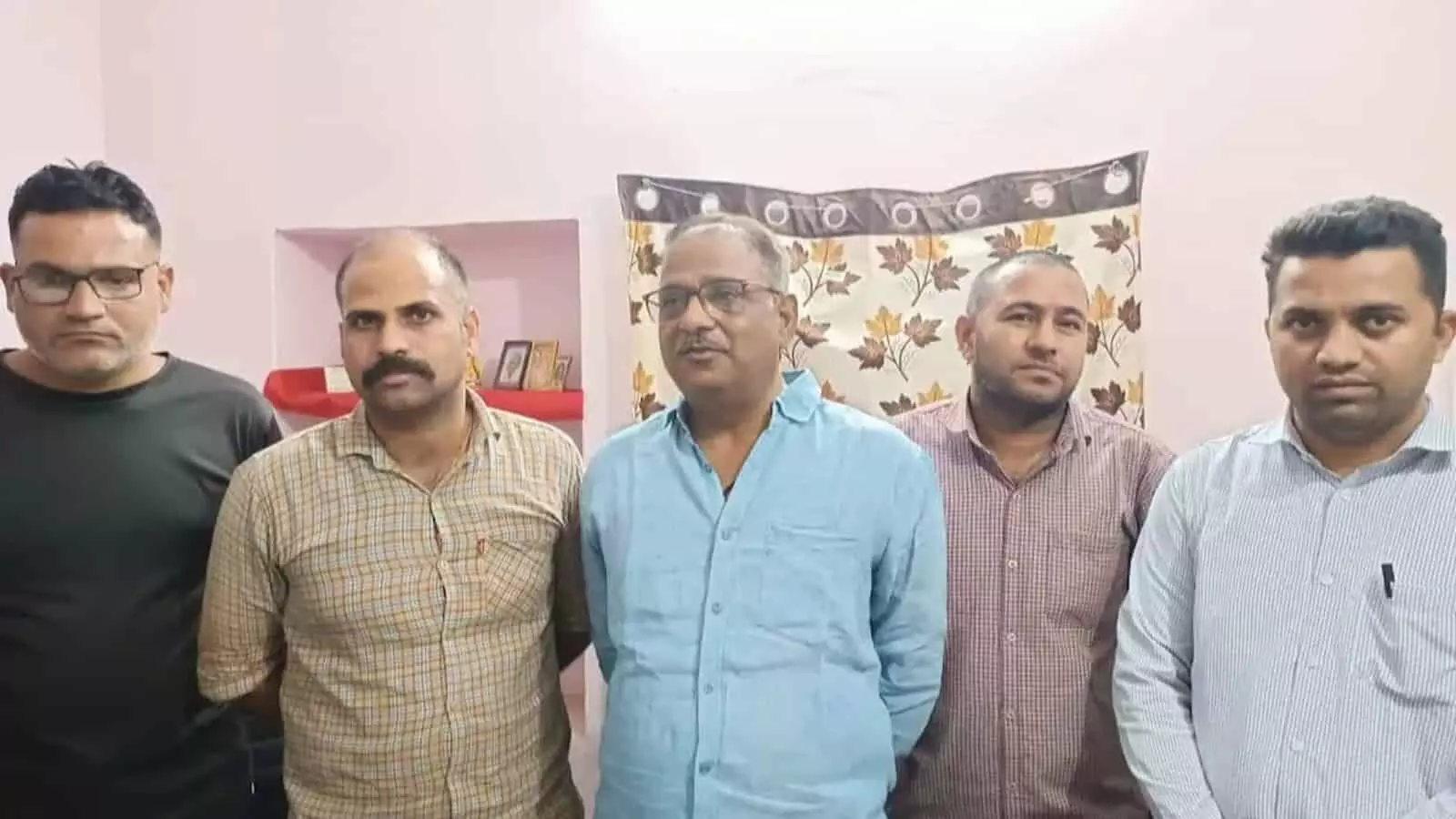 भ्रष्टाचार निरोधक ब्यूरो की टीम धौलापानी थानाधिकारी को रिश्वत मामले में गिरफ्तार कर कार्यालय में खड़ी है। भ्रष्टाचार निरोधक ब्यूरो की टीम धौलापानी थानाधिकारी को रिश्वत मामले में गिरफ्तार कर कार्यालय में खड़ी है।