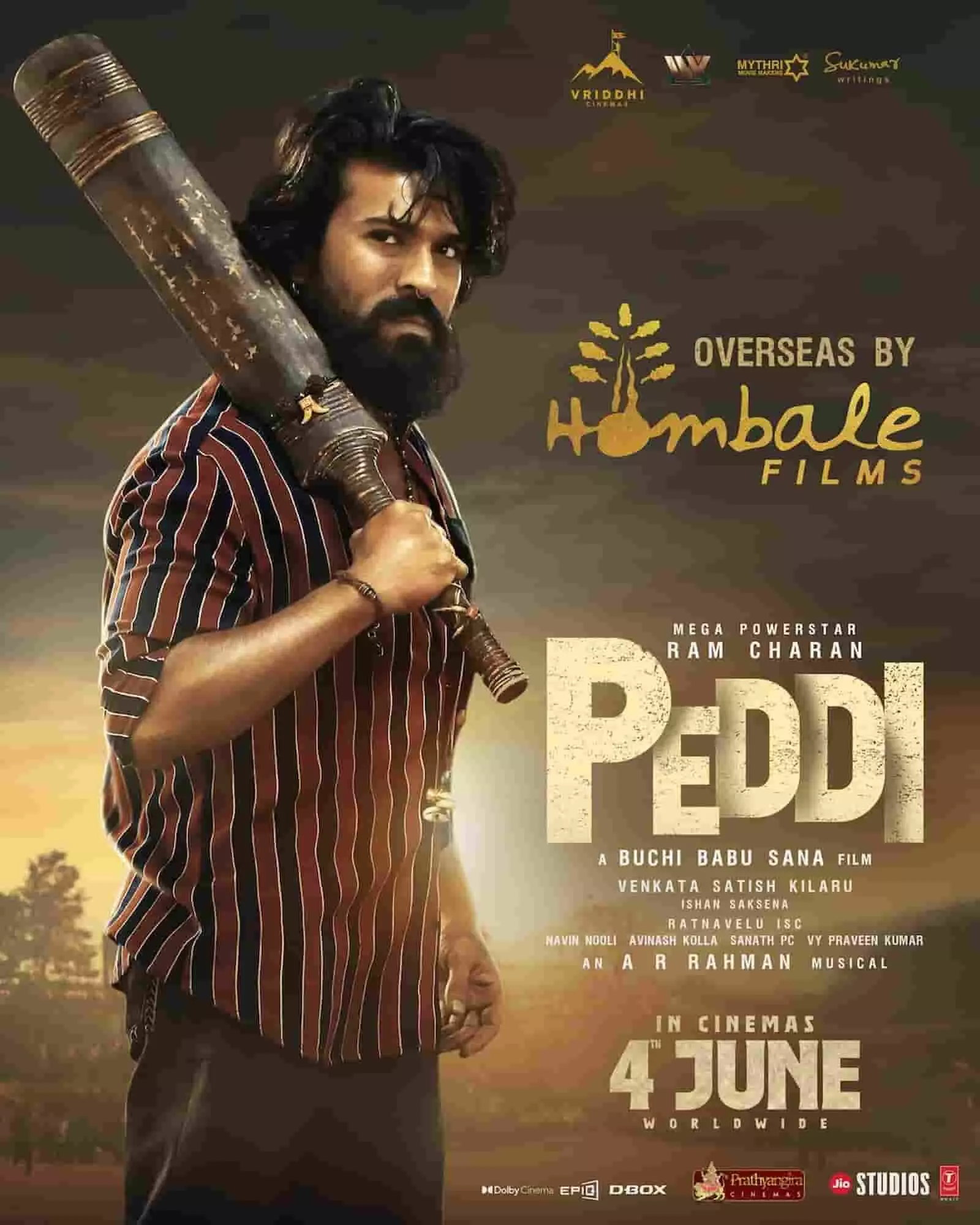पेड्डी फिल्म के पोस्टर में अभिनेता राम चरण कंधे पर गदा लिए हुए गंभीर मुद्रा में खड़े हैं।
