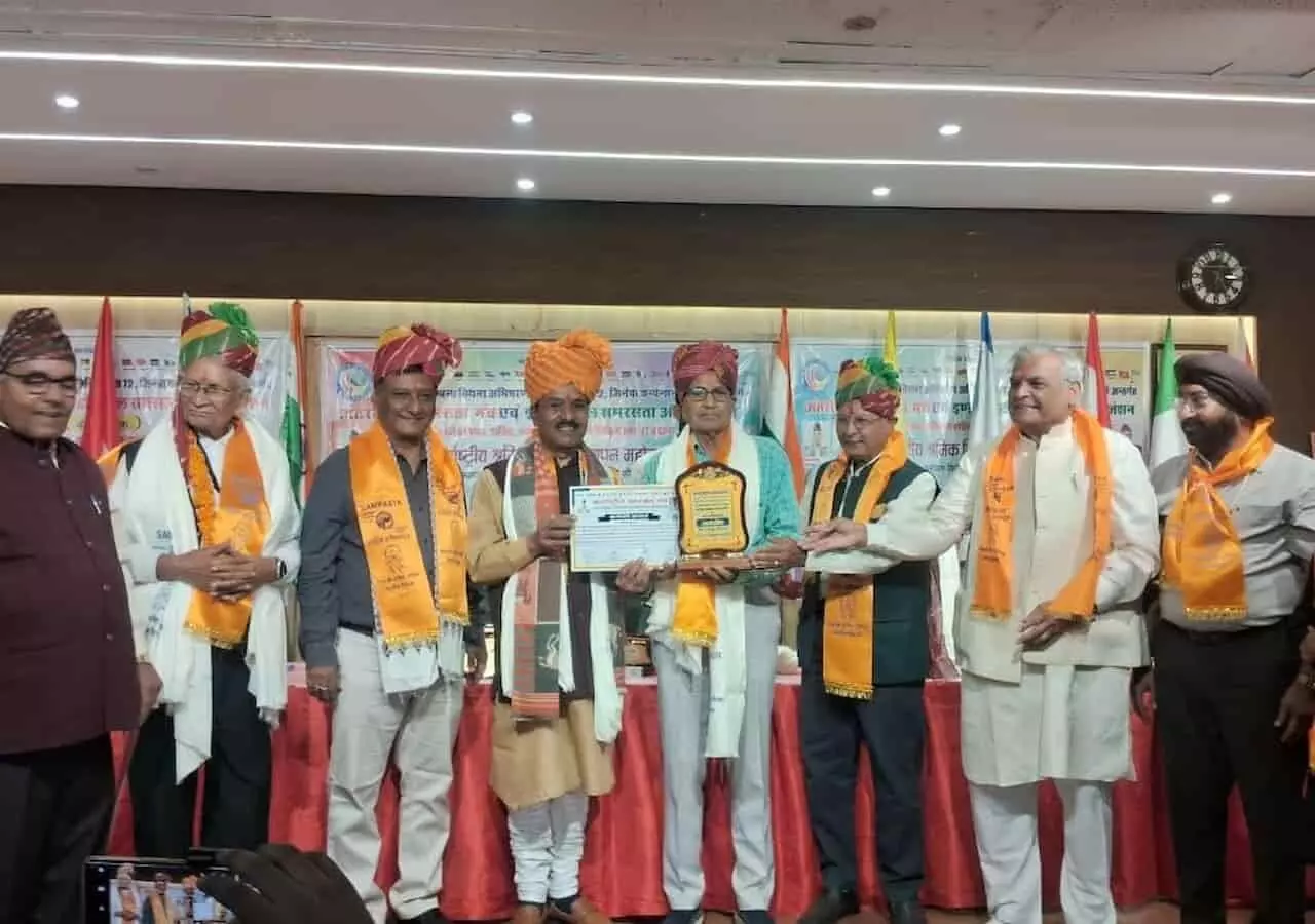 जयपुर रोटरी क्लब सभागार के मंच पर अतिथि समाजसेवी मोहन स्वरूप पाराशर को कर्मश्री अवार्ड प्रदान कर रहे हैं। जयपुर रोटरी क्लब सभागार के मंच पर अतिथि समाजसेवी मोहन स्वरूप पाराशर को कर्मश्री अवार्ड प्रदान कर रहे हैं।