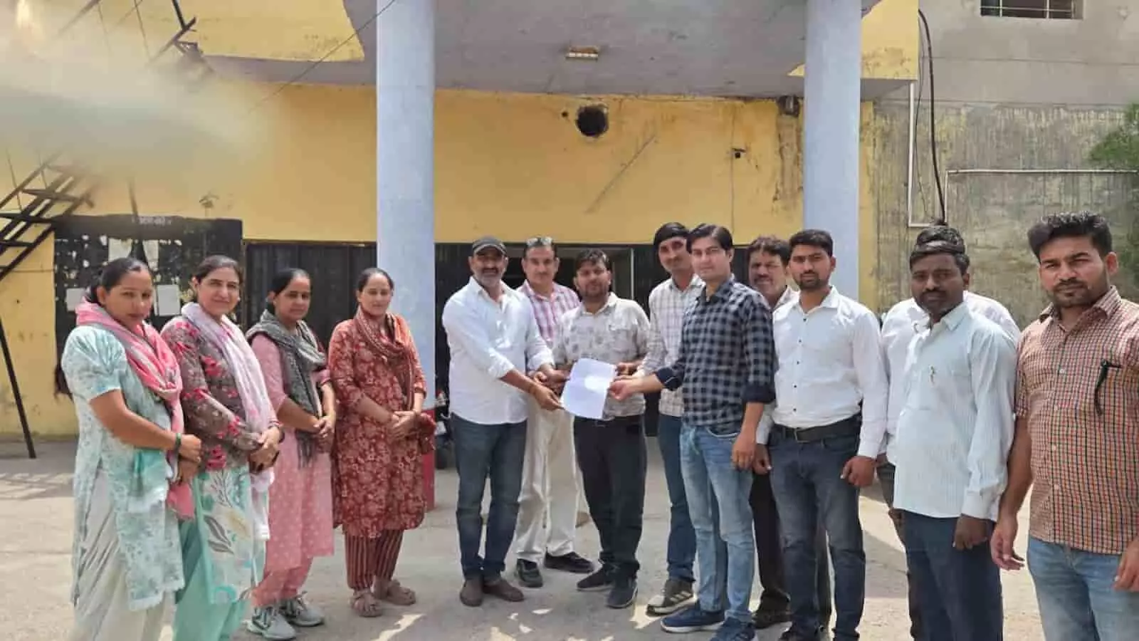 डीग उपखंड कार्यालय के बाहर शिक्षक प्रतिनिधिमंडल प्रशासनिक अधिकारी को मांगों का ज्ञापन सौंपते हुए। डीग उपखंड कार्यालय के बाहर शिक्षक प्रतिनिधिमंडल प्रशासनिक अधिकारी को मांगों का ज्ञापन सौंपते हुए।