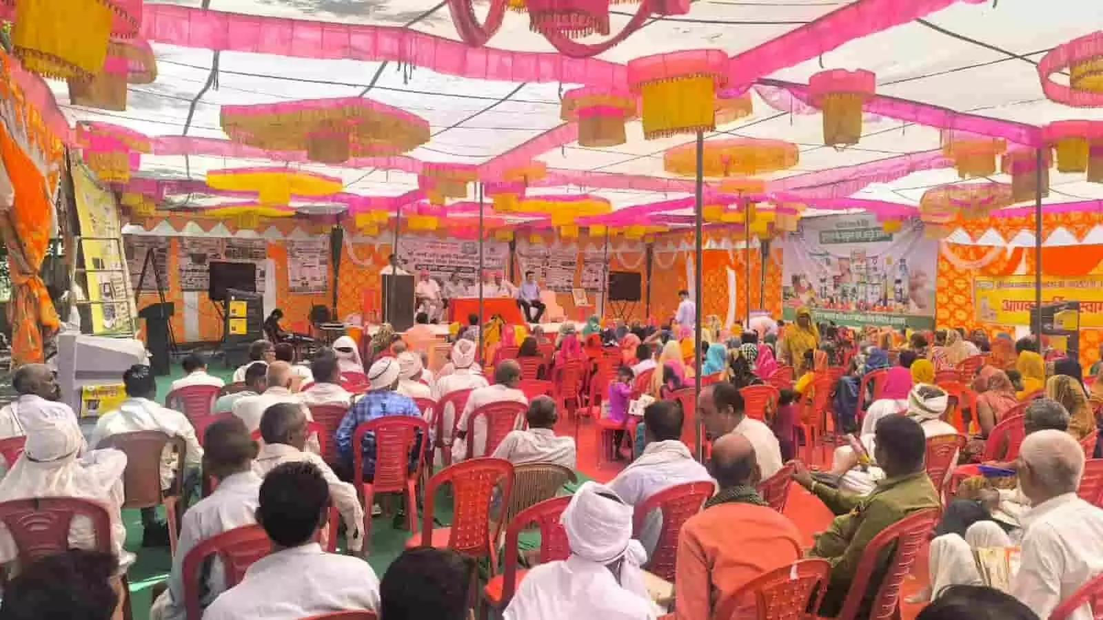 धौलपुर में कृषि विज्ञान केंद्र के ग्राम कृषि महोत्सव में पंडाल के नीचे बैठे किसान और अतिथि। धौलपुर में कृषि विज्ञान केंद्र के ग्राम कृषि महोत्सव में पंडाल के नीचे बैठे किसान और अतिथि।