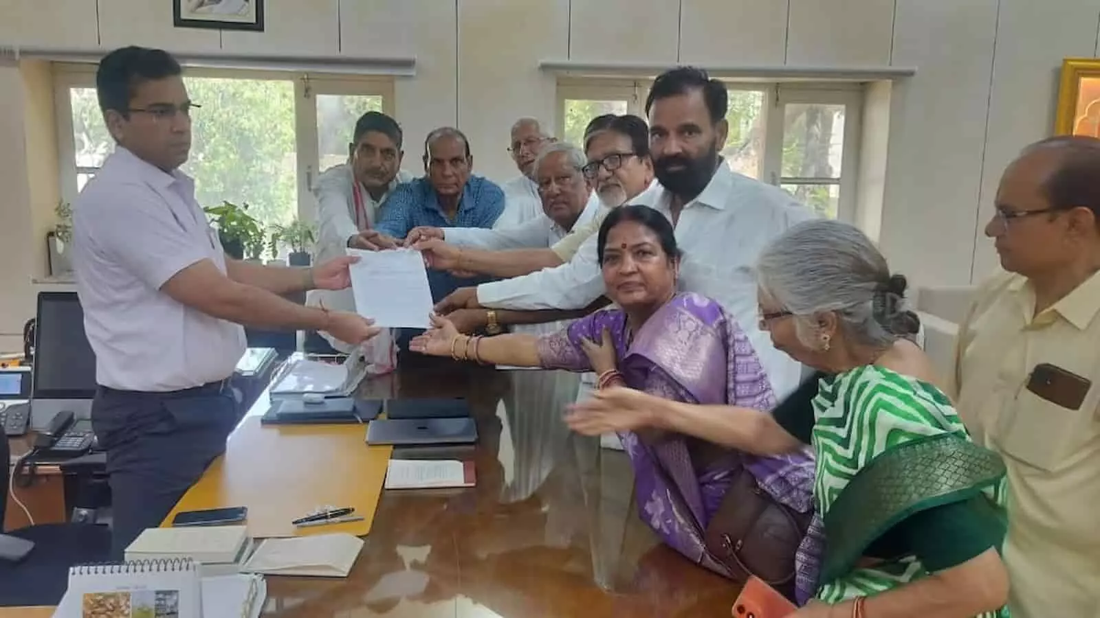 राजस्थान पेंशनर समाज के सदस्य जयपुर कलेक्ट्रेट में अधिकारी को अपनी मांगों का ज्ञापन सौंप रहे हैं।