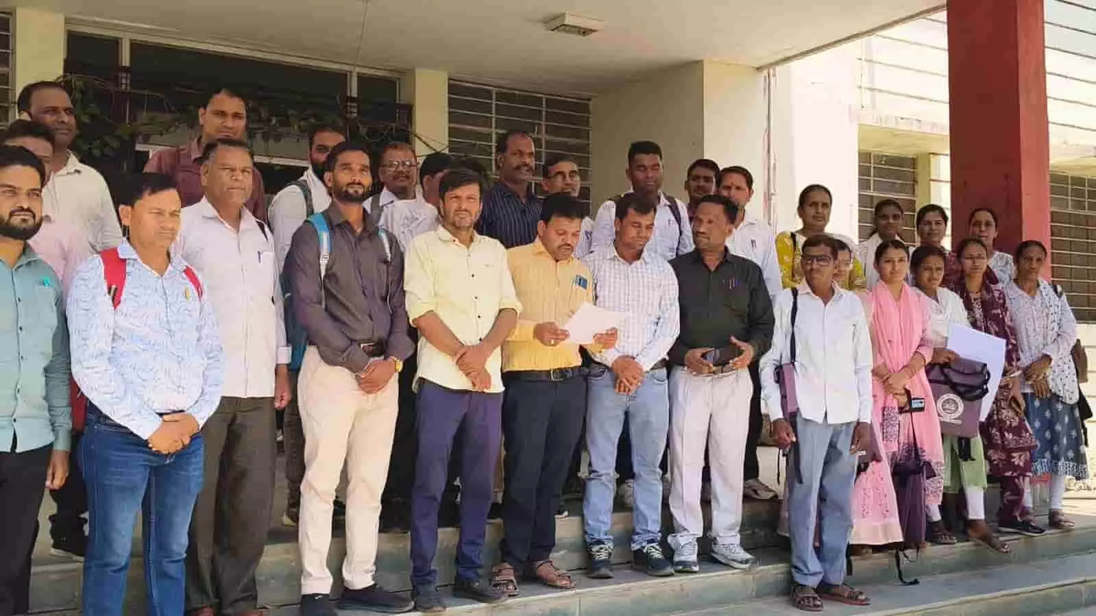 अरनोद उपखंड कार्यालय के बाहर शिक्षकों का समूह लंबित मांगों हेतु एसडीएम को ज्ञापन देते हुए। अरनोद उपखंड कार्यालय के बाहर शिक्षकों का समूह लंबित मांगों हेतु एसडीएम को ज्ञापन देते हुए।