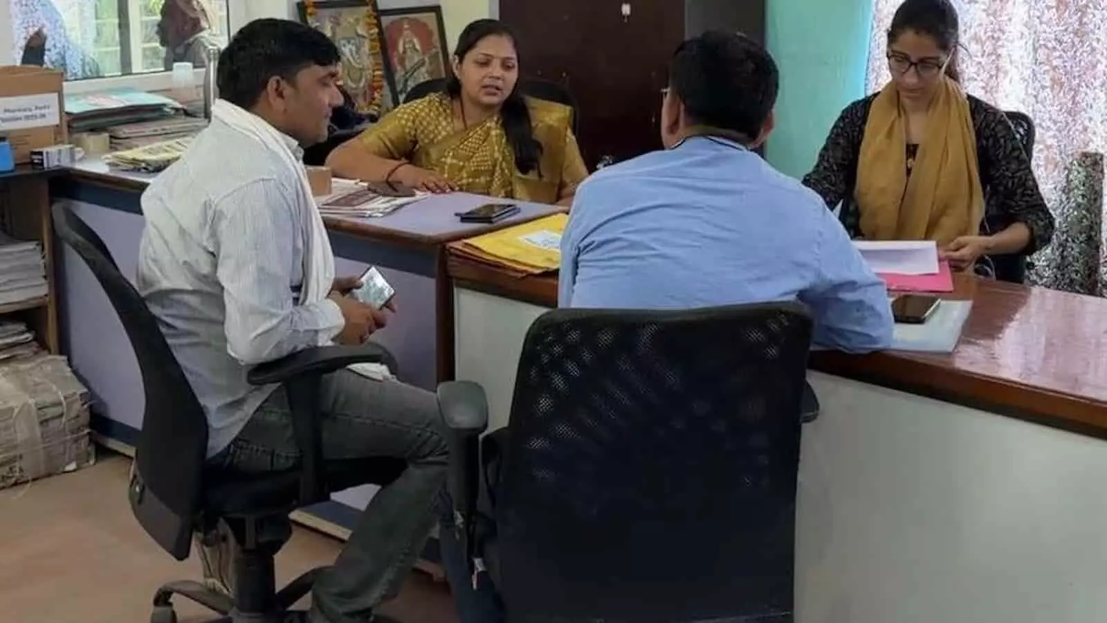 हिंडौन सिटी के निर्मल संस्थान में प्रवेश के लिए डेस्क पर चर्चा करते पदाधिकारी और छात्र। हिंडौन सिटी के निर्मल संस्थान में प्रवेश के लिए डेस्क पर चर्चा करते पदाधिकारी और छात्र।