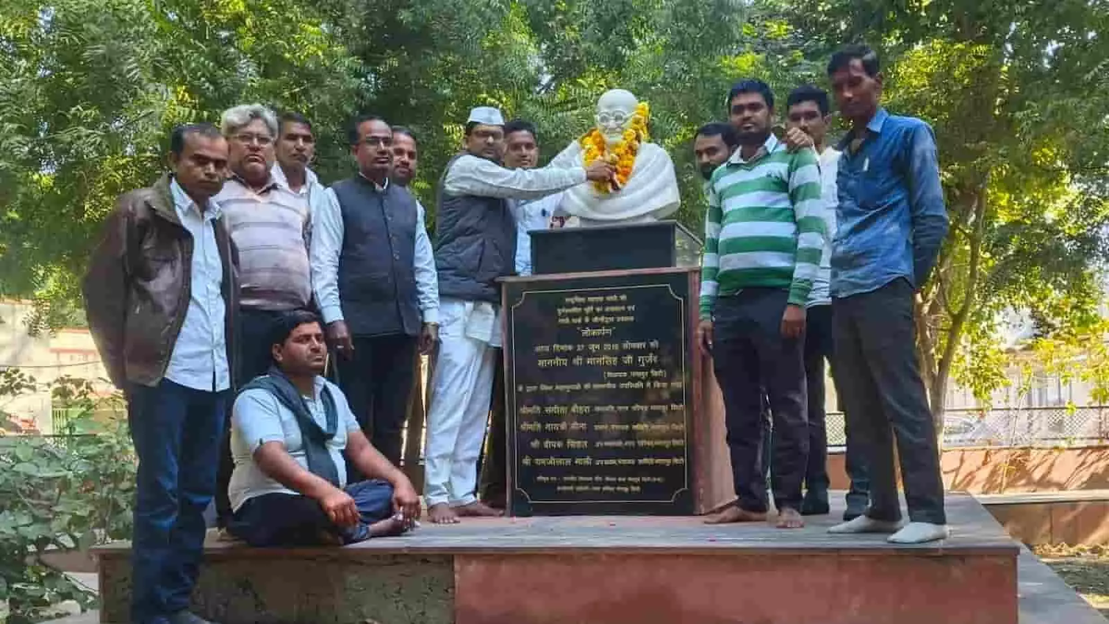 गांधी पार्क में गांधी स्मारक पर माल्यार्पण करते हुए जीवन दर्शन समिति के सदस्य। गांधी पार्क में गांधी स्मारक पर माल्यार्पण करते हुए जीवन दर्शन समिति के सदस्य।