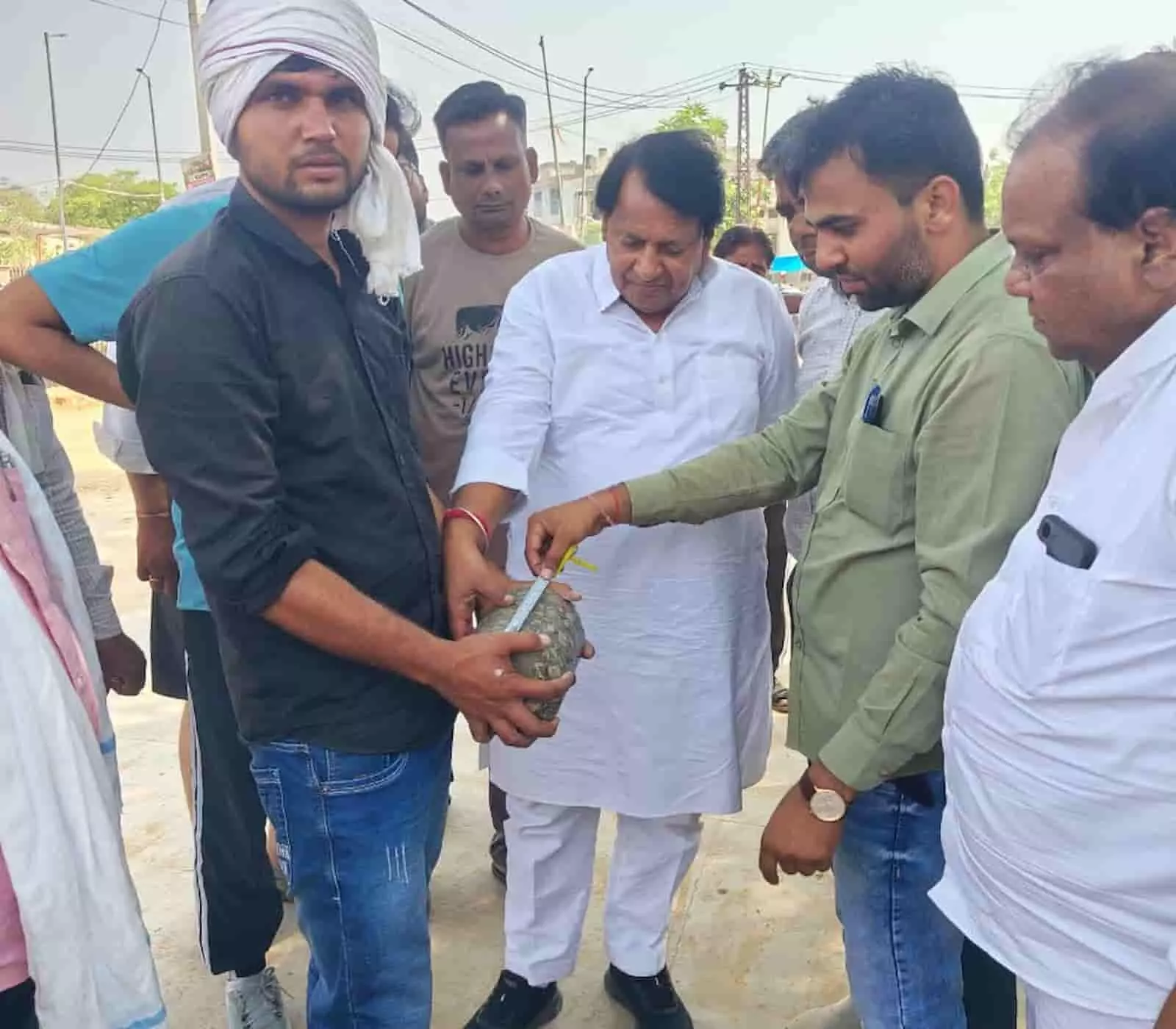 गंगापुर सिटी में पूर्व विधायक मानसिंह गुर्जर अधिकारियों के साथ सड़क की मोटाई और गुणवत्ता का तकनीकी परीक्षण कर रहे हैं। गंगापुर सिटी में पूर्व विधायक मानसिंह गुर्जर अधिकारियों के साथ सड़क की मोटाई और गुणवत्ता का तकनीकी परीक्षण कर रहे हैं।