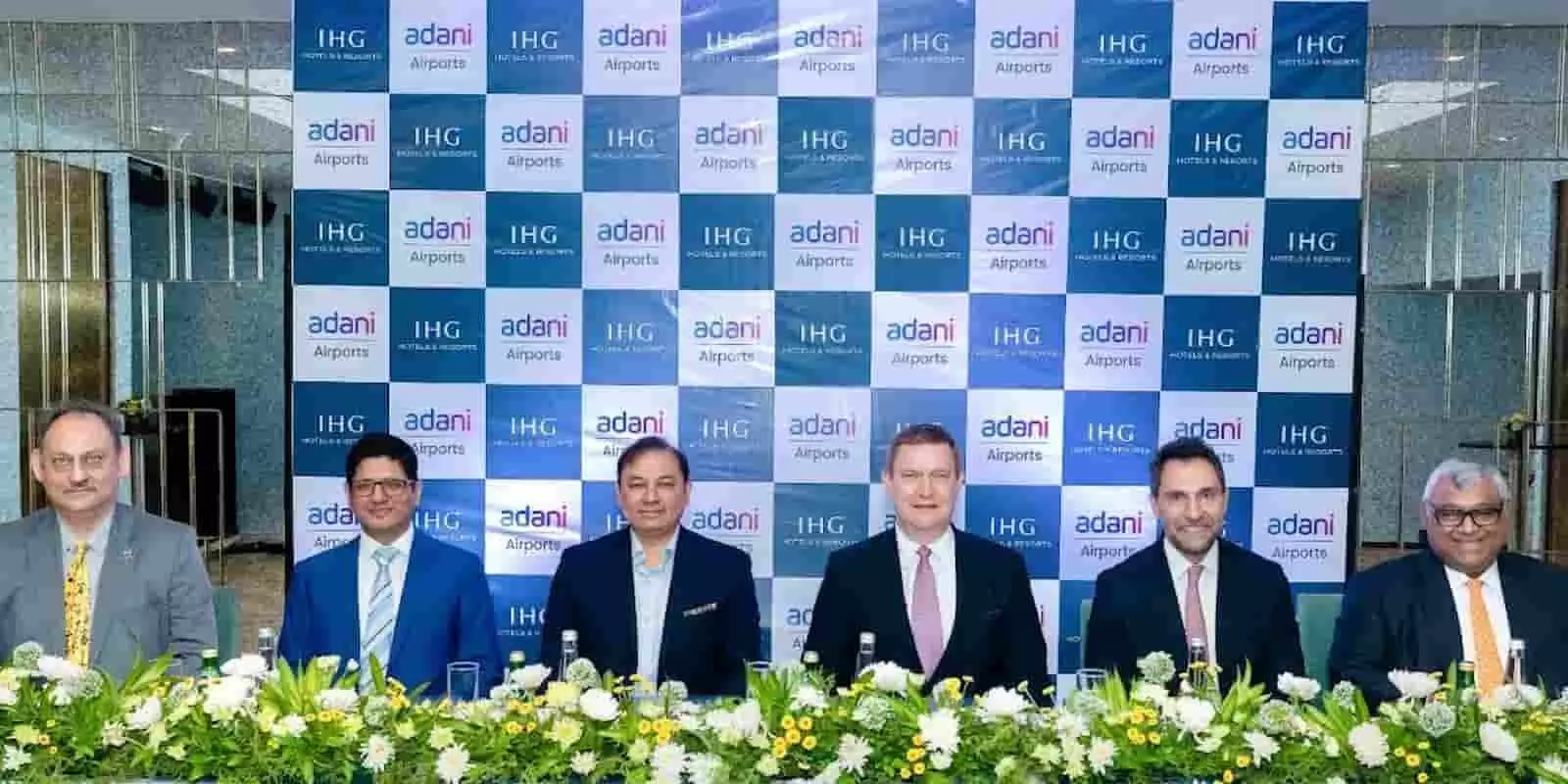 अदाणी और IHG के अधिकारी एयरपोर्ट होटल प्रोजेक्ट के समझौते के दौरान मुंबई में एक साथ बैठे हुए। अदाणी और IHG के अधिकारी एयरपोर्ट होटल प्रोजेक्ट के समझौते के दौरान मुंबई में एक साथ बैठे हुए।