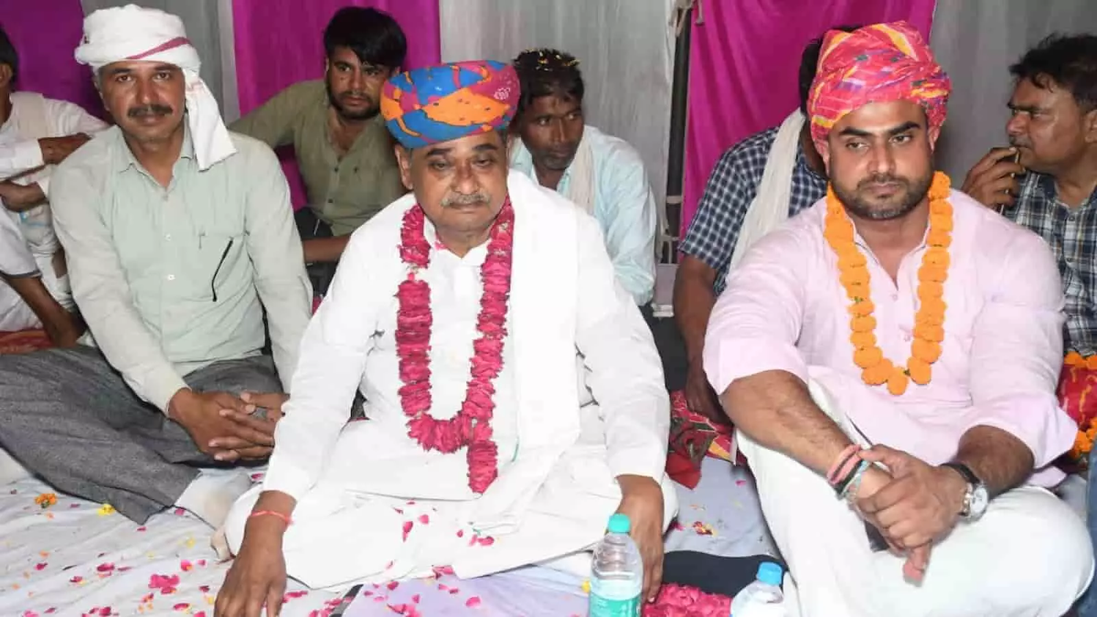 रीठौली के खेल मैदान में आयोजित क्रिकेट प्रतियोगिता के उद्घाटन समारोह में बैठे अतिथि और ग्रामीण। रीठौली के खेल मैदान में आयोजित क्रिकेट प्रतियोगिता के उद्घाटन समारोह में बैठे अतिथि और ग्रामीण।