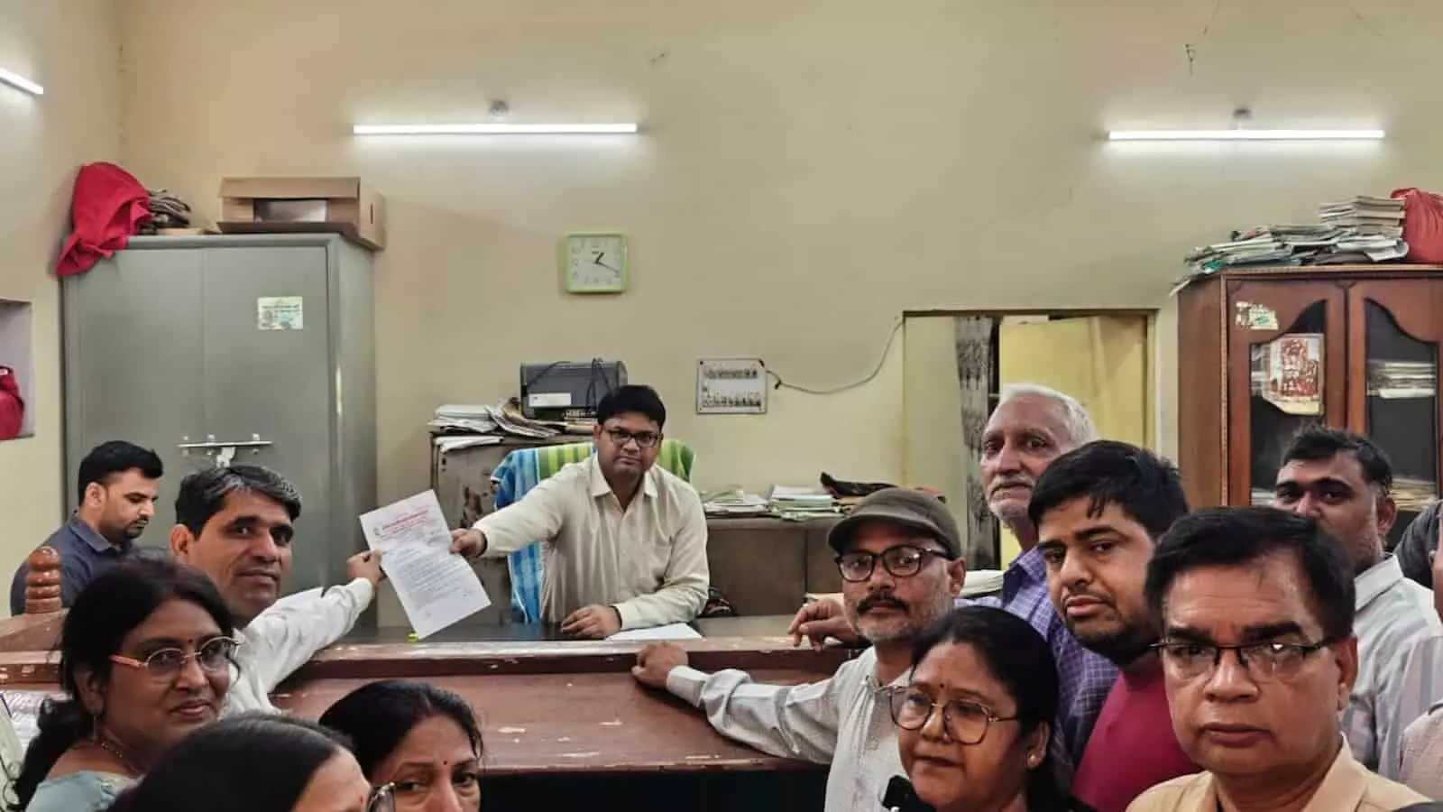उपखंड कार्यालय में अधिकारियों को ज्ञापन पत्र देते हुए शैक्षिक महासंघ के सदस्य और शिक्षक। उपखंड कार्यालय में अधिकारियों को ज्ञापन पत्र देते हुए शैक्षिक महासंघ के सदस्य और शिक्षक।