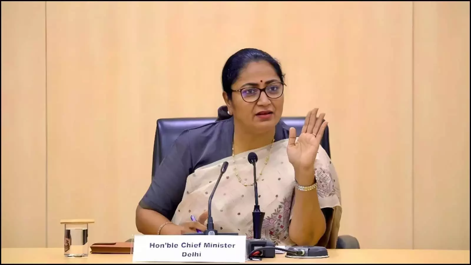 दिल्ली सचिवालय में मुख्यमंत्री रेखा गुप्ता प्रेस वार्ता को संबोधित करते हुए नए नियमों की जानकारी दे रही हैं दिल्ली सचिवालय में मुख्यमंत्री रेखा गुप्ता प्रेस वार्ता को संबोधित करते हुए नए नियमों की जानकारी दे रही हैं