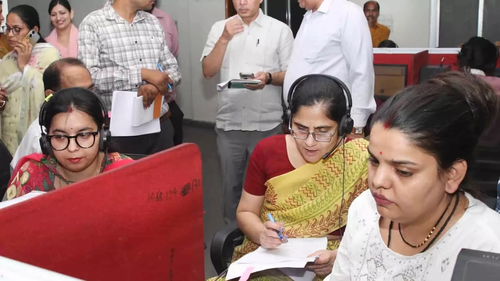 शासन सचिवालय के संपर्क पोर्टल कंट्रोल रूम में हेडफोन लगाकर जनसुनवाई करतीं शासन सचिव शुचि त्यागी। शासन सचिवालय के संपर्क पोर्टल कंट्रोल रूम में हेडफोन लगाकर जनसुनवाई करतीं शासन सचिव शुचि त्यागी।