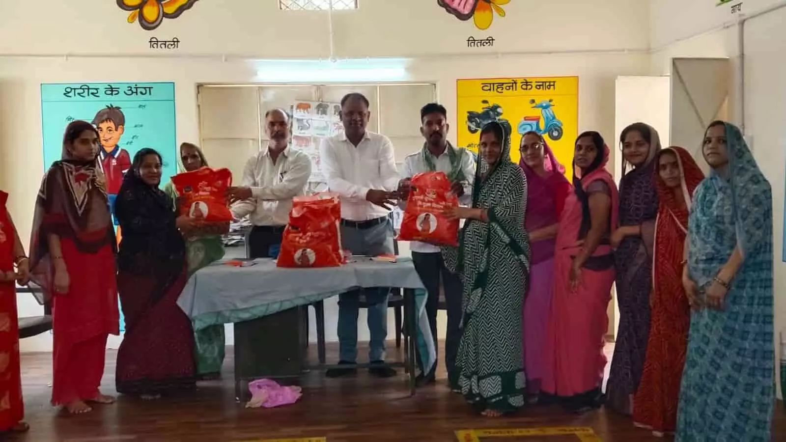 आकोला के आंगनवाड़ी केंद्र में अतिथियों द्वारा महिलाओं को मुख्यमंत्री सुपोषण न्यूट्री किट के पैकेट सौंपे जा रहे हैं। आकोला के आंगनवाड़ी केंद्र में अतिथियों द्वारा महिलाओं को मुख्यमंत्री सुपोषण न्यूट्री किट के पैकेट सौंपे जा रहे हैं।