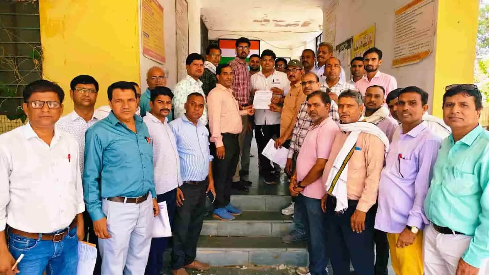 आमेट में उपखंड अधिकारी कार्यालय के बाहर शिक्षक महासंघ के सदस्य ज्ञापन सौंपते हुए। आमेट में उपखंड अधिकारी कार्यालय के बाहर शिक्षक महासंघ के सदस्य ज्ञापन सौंपते हुए।