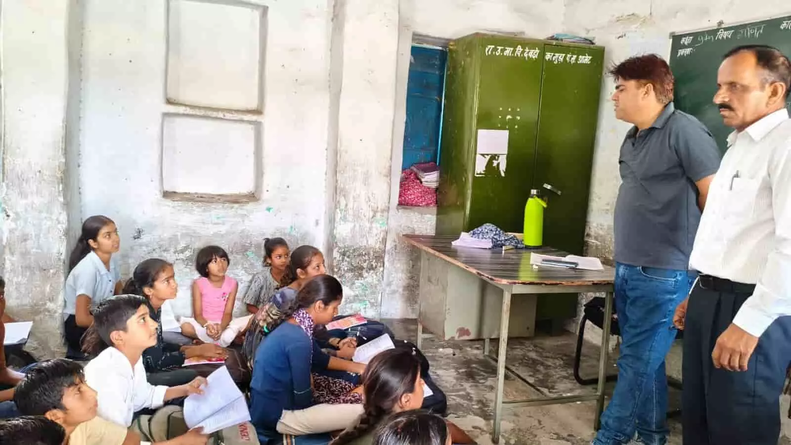कक्षा में बैठे विद्यार्थियों और निरीक्षण करते शिक्षा अधिकारियों का दृश्य देवड़ों का गुढा विद्यालय में। कक्षा में बैठे विद्यार्थियों और निरीक्षण करते शिक्षा अधिकारियों का दृश्य देवड़ों का गुढा विद्यालय में।