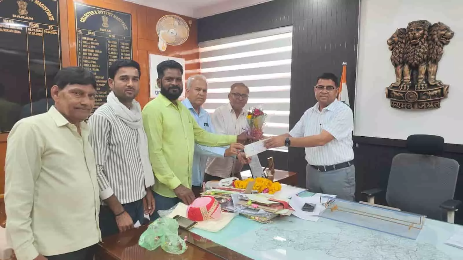 जिला कलेक्टर कार्यालय में प्रतिनिधिमंडल द्वारा खेल मैदान में पानी की व्यवस्था हेतु ज्ञापन सौंपते हुए। जिला कलेक्टर कार्यालय में प्रतिनिधिमंडल द्वारा खेल मैदान में पानी की व्यवस्था हेतु ज्ञापन सौंपते हुए।