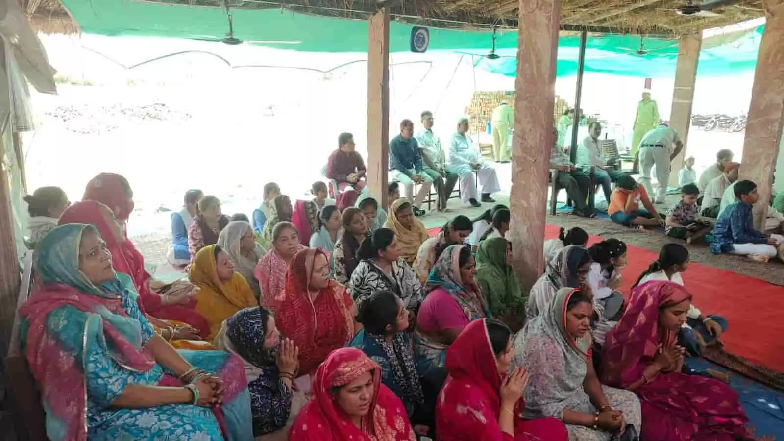 गंगापुर सिटी सत्संग भवन में बैठे श्रद्धालु बाबा हरदेव सिंह जी के समर्पण दिवस कार्यक्रम में भाग लेते हुए। गंगापुर सिटी सत्संग भवन में बैठे श्रद्धालु बाबा हरदेव सिंह जी के समर्पण दिवस कार्यक्रम में भाग लेते हुए।