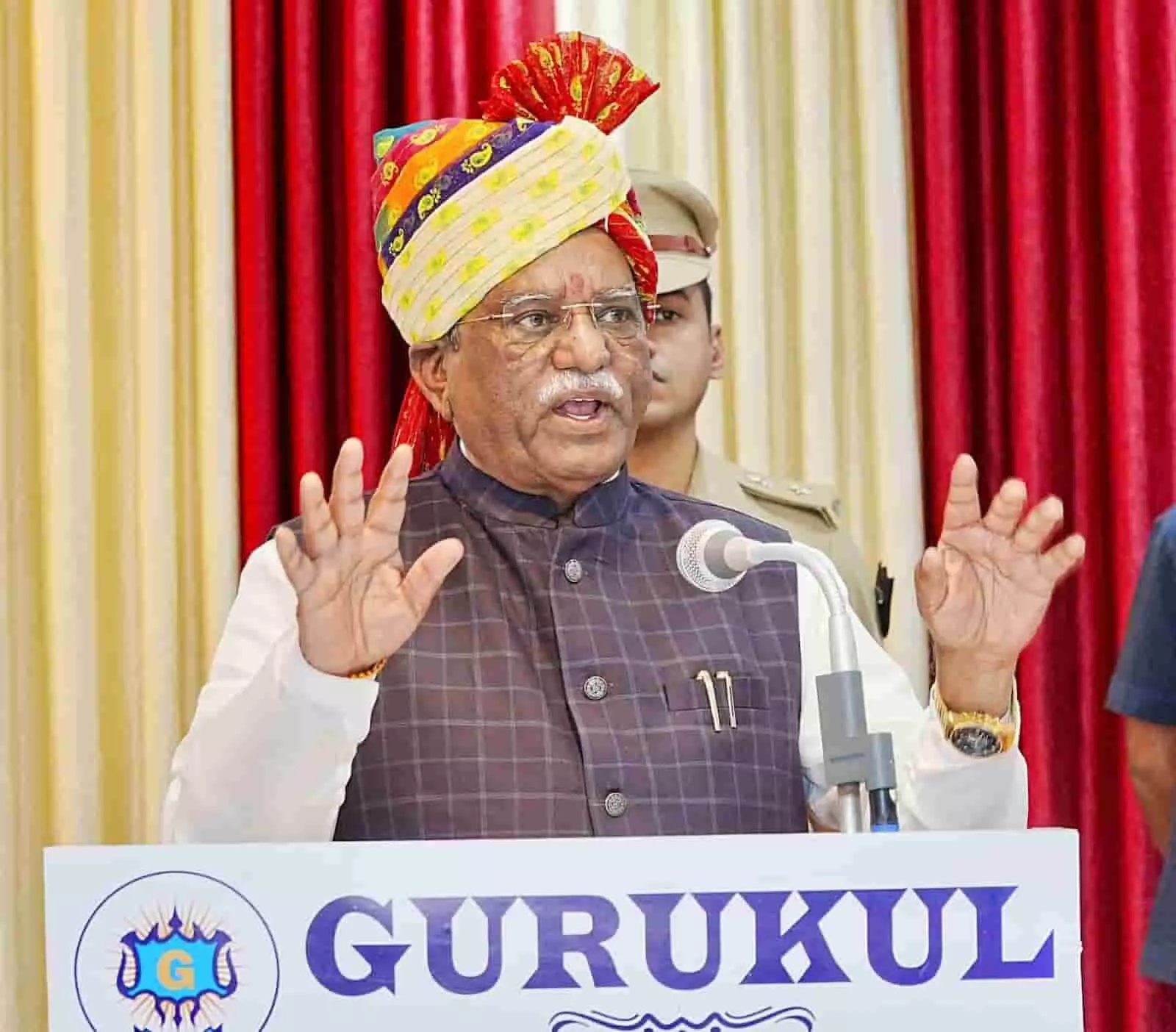पोडियम पर भाषण देते हुए राज्यपाल हरिभाऊ बागडे डूंगरपुर के गुरुकुल संस्थान में कार्यक्रम के दौरान। पोडियम पर भाषण देते हुए राज्यपाल हरिभाऊ बागडे डूंगरपुर के गुरुकुल संस्थान में कार्यक्रम के दौरान।