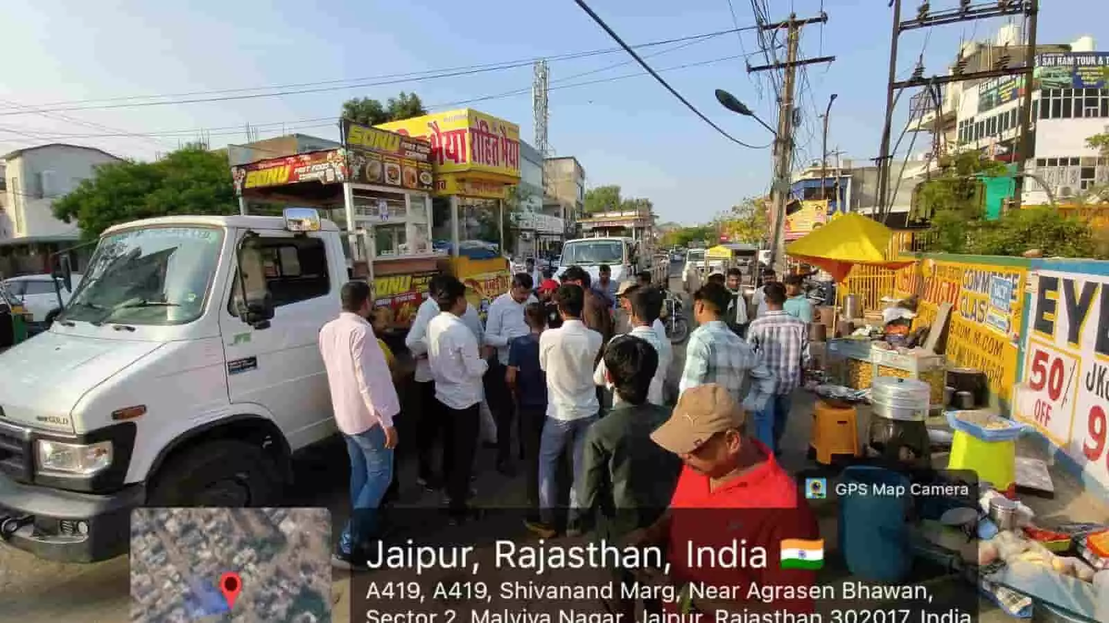 जयपुर में नगर निगम की टीम सड़क किनारे से अवैध अस्थाई अतिक्रमण का सामान जब्त कर ट्रक में भर रही है। जयपुर में नगर निगम की टीम सड़क किनारे से अवैध अस्थाई अतिक्रमण का सामान जब्त कर ट्रक में भर रही है।