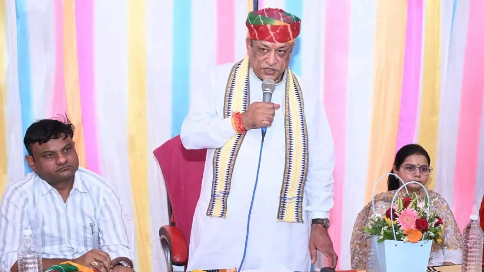 चांचोड़ी गांव की रात्रि चौपाल में माइक पर बोलते हुए कैबिनेट मंत्री जोराराम कुमावत। चांचोड़ी गांव की रात्रि चौपाल में माइक पर बोलते हुए कैबिनेट मंत्री जोराराम कुमावत।