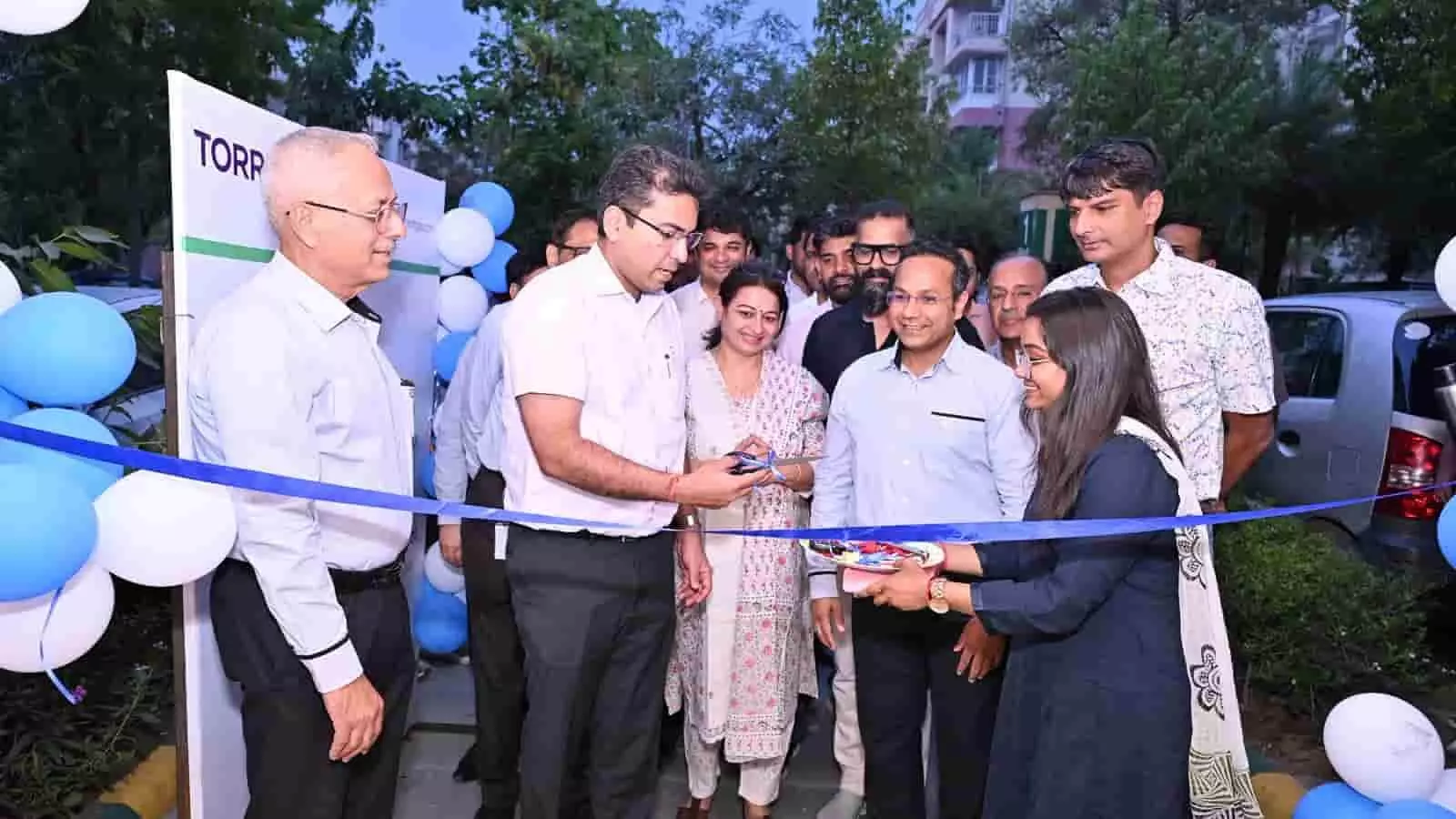 रेलवे अधिकारी द्वारा पर्यावरण संरक्षण अभियान के उद्घाटन हेतु नीले रिबन को काटते हुए सामूहिक दृश्य। रेलवे अधिकारी द्वारा पर्यावरण संरक्षण अभियान के उद्घाटन हेतु नीले रिबन को काटते हुए सामूहिक दृश्य।