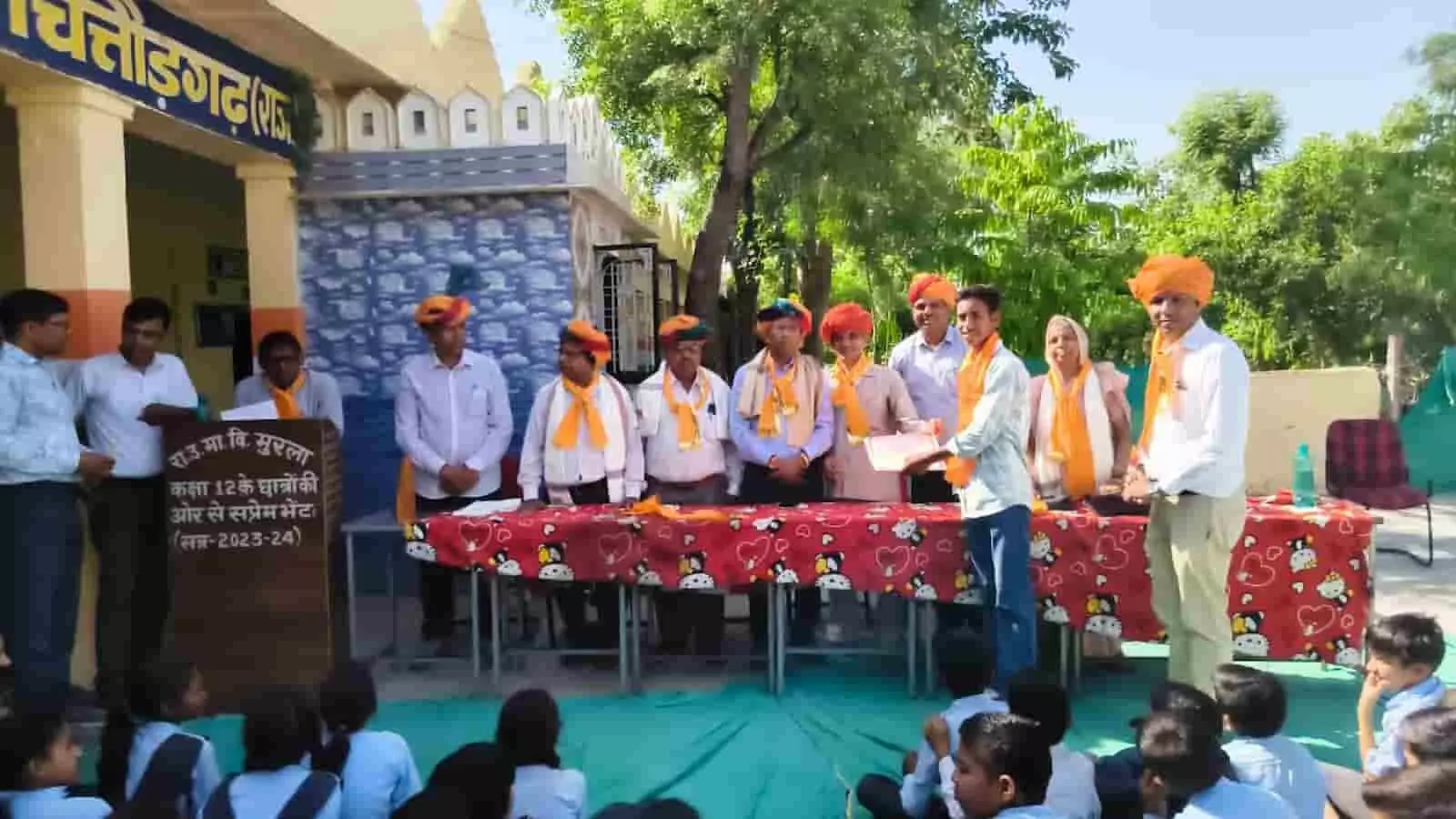 मुरला स्कूल में आयोजित समारोह में अतिथियों द्वारा मेधावी छात्र को प्रमाण पत्र और पुरस्कार देते हुए दृश्य। मुरला स्कूल में आयोजित समारोह में अतिथियों द्वारा मेधावी छात्र को प्रमाण पत्र और पुरस्कार देते हुए दृश्य।