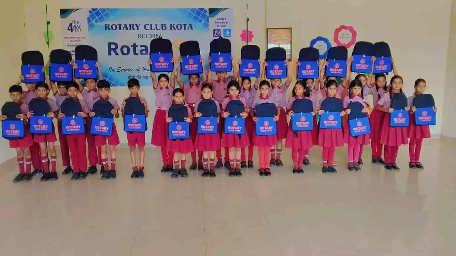 देवनारायण रोटरी पब्लिक स्कूल कोटा में रोटरी क्लब के नीले स्कूल बैग पकड़े हुए स्कूली बच्चे। देवनारायण रोटरी पब्लिक स्कूल कोटा में रोटरी क्लब के नीले स्कूल बैग पकड़े हुए स्कूली बच्चे।