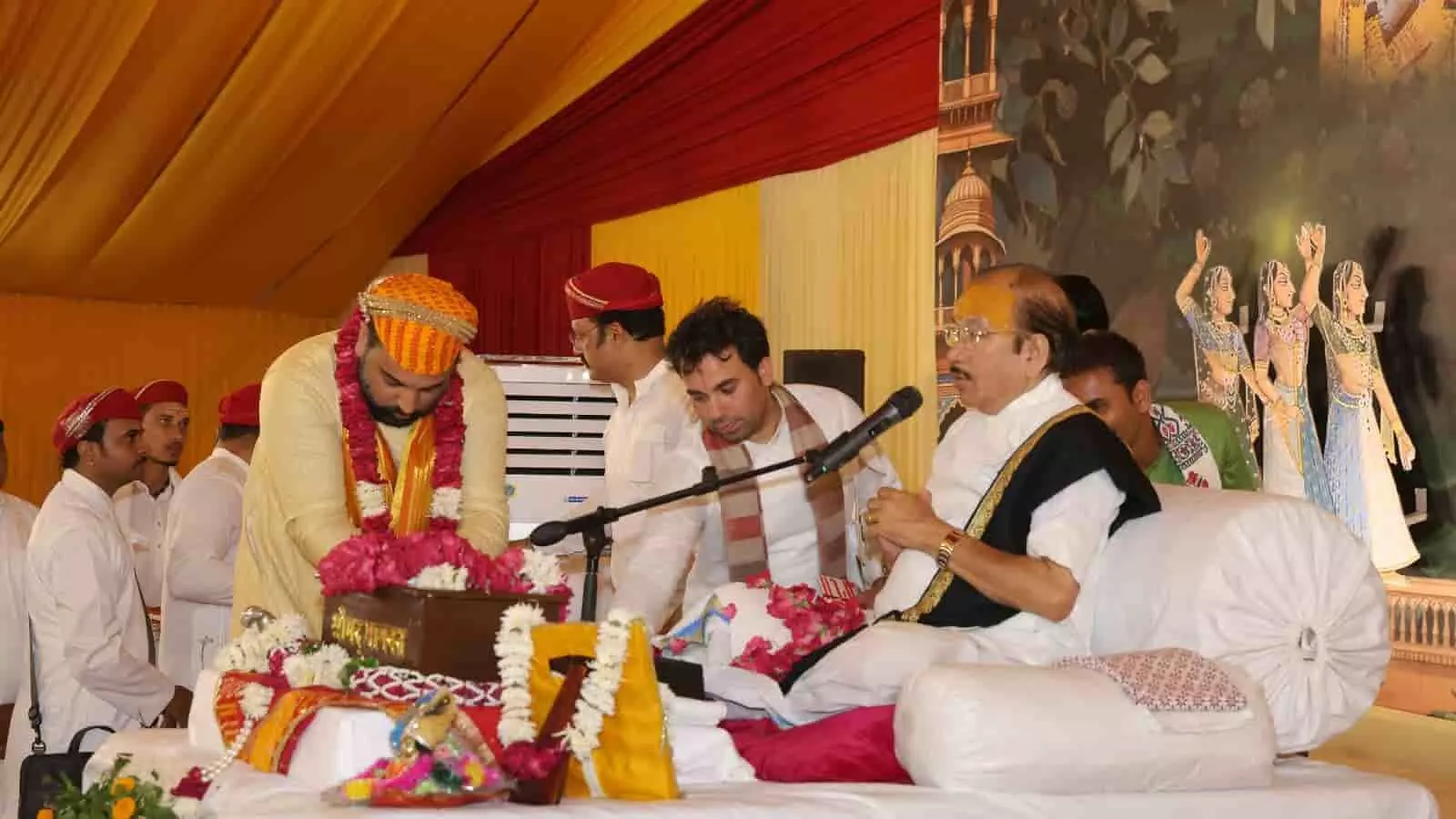 कोटा में भागवत कथा के दौरान संत कृष्णचंद्र ठाकुर का आशीर्वाद लेते डॉ. लक्ष्यराज सिंह। कोटा में भागवत कथा के दौरान संत कृष्णचंद्र ठाकुर का आशीर्वाद लेते डॉ. लक्ष्यराज सिंह।