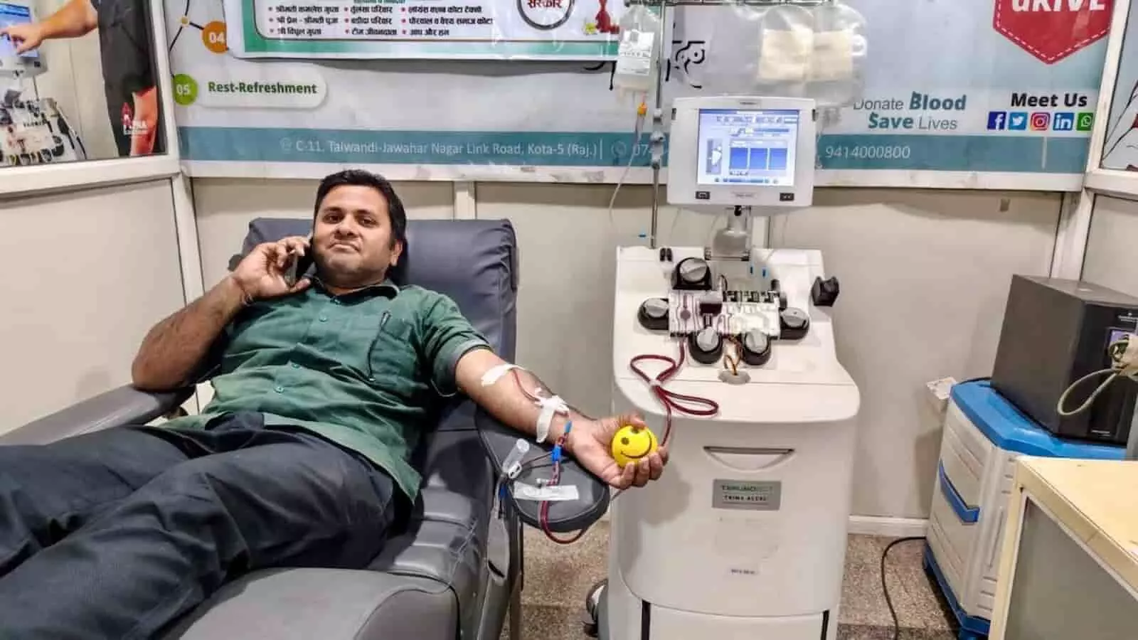 ब्लड सेंटर में मशीन से एसडीपी डोनेट करते प्रज्ञेश यादव मरीज की जान बचाने के लिए रक्तदान कर रहे हैं। ब्लड सेंटर में मशीन से एसडीपी डोनेट करते प्रज्ञेश यादव मरीज की जान बचाने के लिए रक्तदान कर रहे हैं।