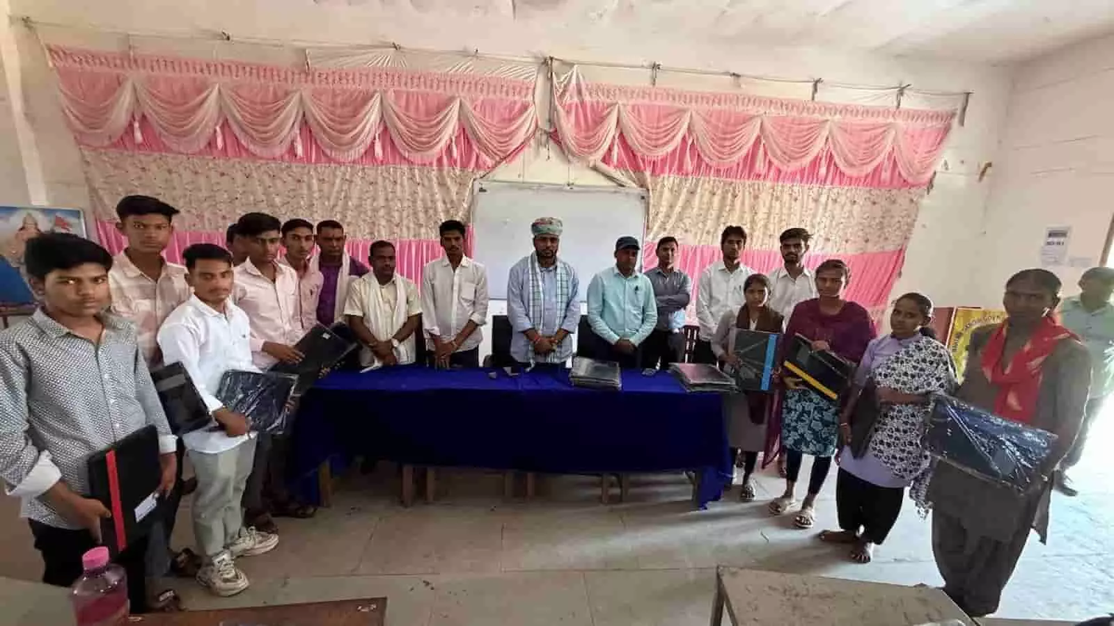 निशुल्क कोचिंग समापन समारोह में कन्हैयालाल मीणा जनजातीय युवाओं को फाइल फोल्डर वितरित करते हुए। निशुल्क कोचिंग समापन समारोह में कन्हैयालाल मीणा जनजातीय युवाओं को फाइल फोल्डर वितरित करते हुए।