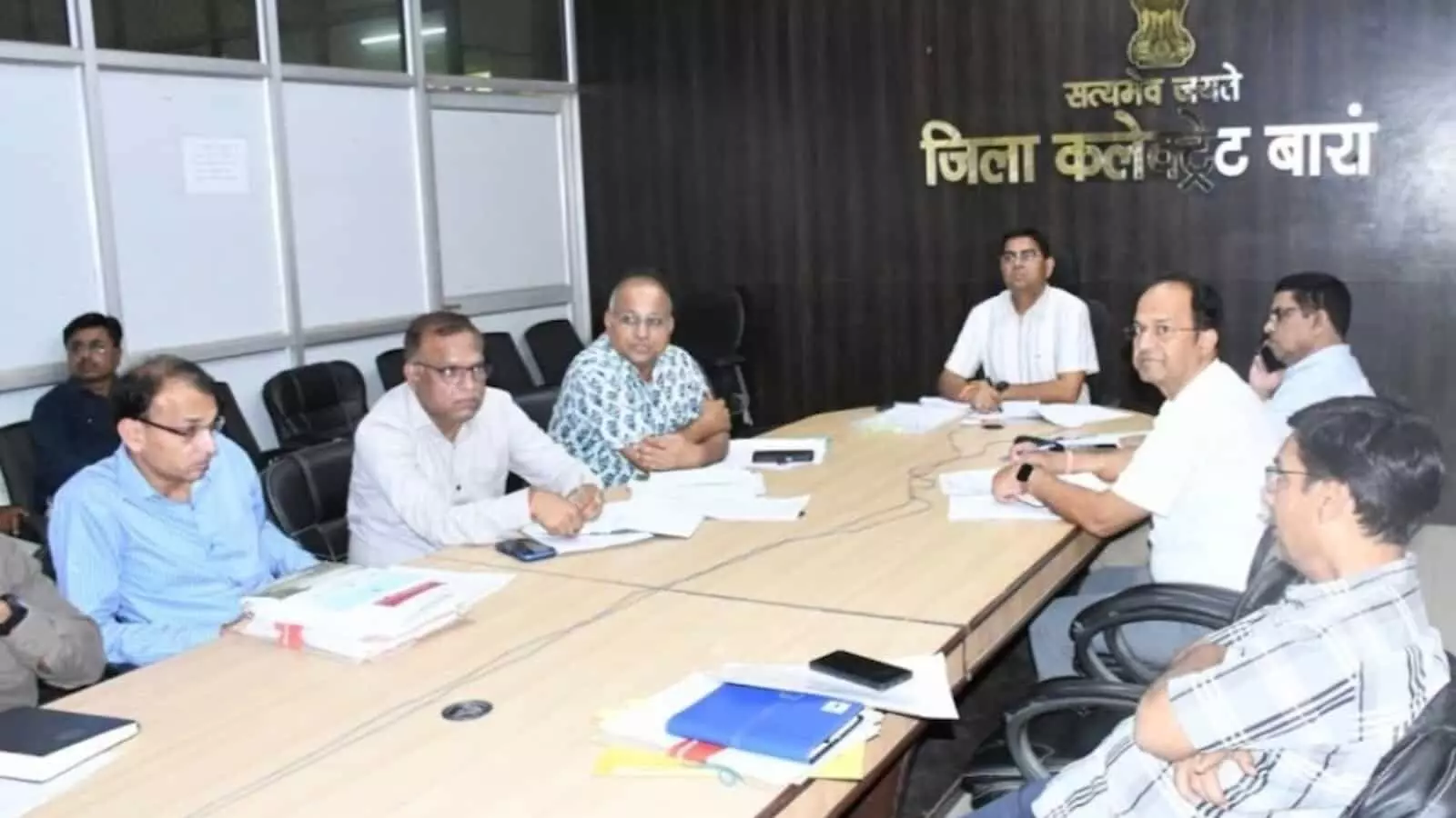 बारां मिनी सचिवालय में वीसी के माध्यम से जल संरक्षण अभियान की समीक्षा बैठक करते अधिकारी। बारां मिनी सचिवालय में वीसी के माध्यम से जल संरक्षण अभियान की समीक्षा बैठक करते अधिकारी।