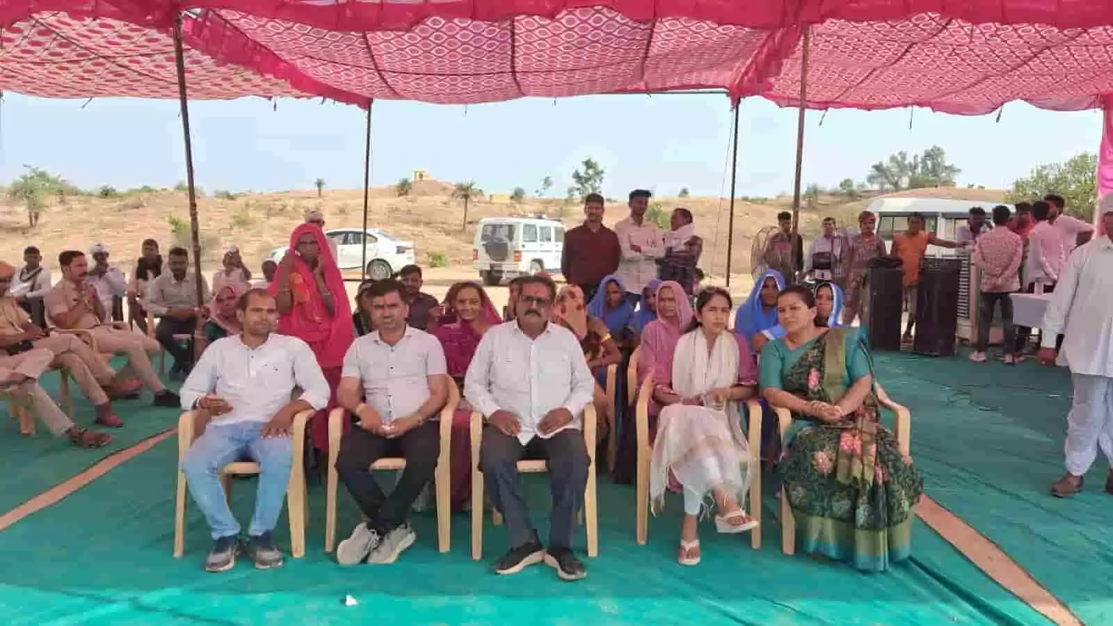 बलीचा ग्राम पंचायत में टेंट के नीचे कुर्सियों पर बैठे प्रशासनिक अधिकारी और ग्रामीण जन कल्याणकारी योजना कार्यक्रम के दौरान। बलीचा ग्राम पंचायत में टेंट के नीचे कुर्सियों पर बैठे प्रशासनिक अधिकारी और ग्रामीण जन कल्याणकारी योजना कार्यक्रम के दौरान।