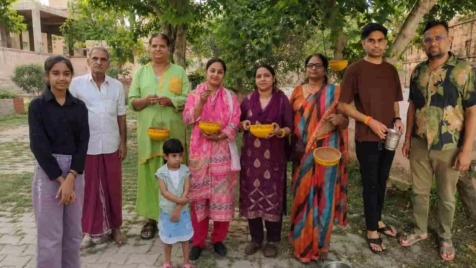दयाधाम सेवा संस्था के सदस्य हाथों में परिंडे लेकर पक्षियों के लिए पानी की व्यवस्था करते हुए। दयाधाम सेवा संस्था के सदस्य हाथों में परिंडे लेकर पक्षियों के लिए पानी की व्यवस्था करते हुए।