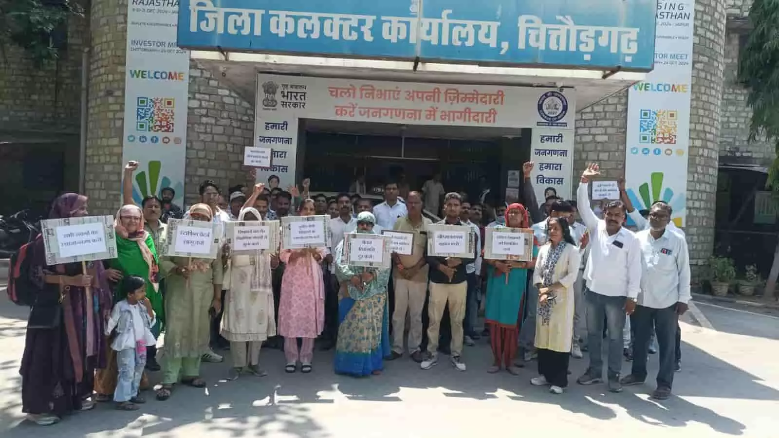 चित्तौड़गढ़ के मैदान पर फुटबॉल मैच के दौरान गेंद के साथ प्रतिस्पर्धा करते बालक खिलाड़ी। चित्तौड़गढ़ के मैदान पर फुटबॉल मैच के दौरान गेंद के साथ प्रतिस्पर्धा करते बालक खिलाड़ी।