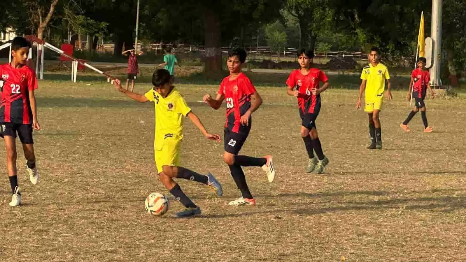 चित्तौड़गढ़ में अखिल भारतीय राष्ट्रीय शैक्षिक महासंघ के शिक्षक विभिन्न मांगों के समर्थन में प्रदर्शन करते हुए। चित्तौड़गढ़ में अखिल भारतीय राष्ट्रीय शैक्षिक महासंघ के शिक्षक विभिन्न मांगों के समर्थन में प्रदर्शन करते हुए।