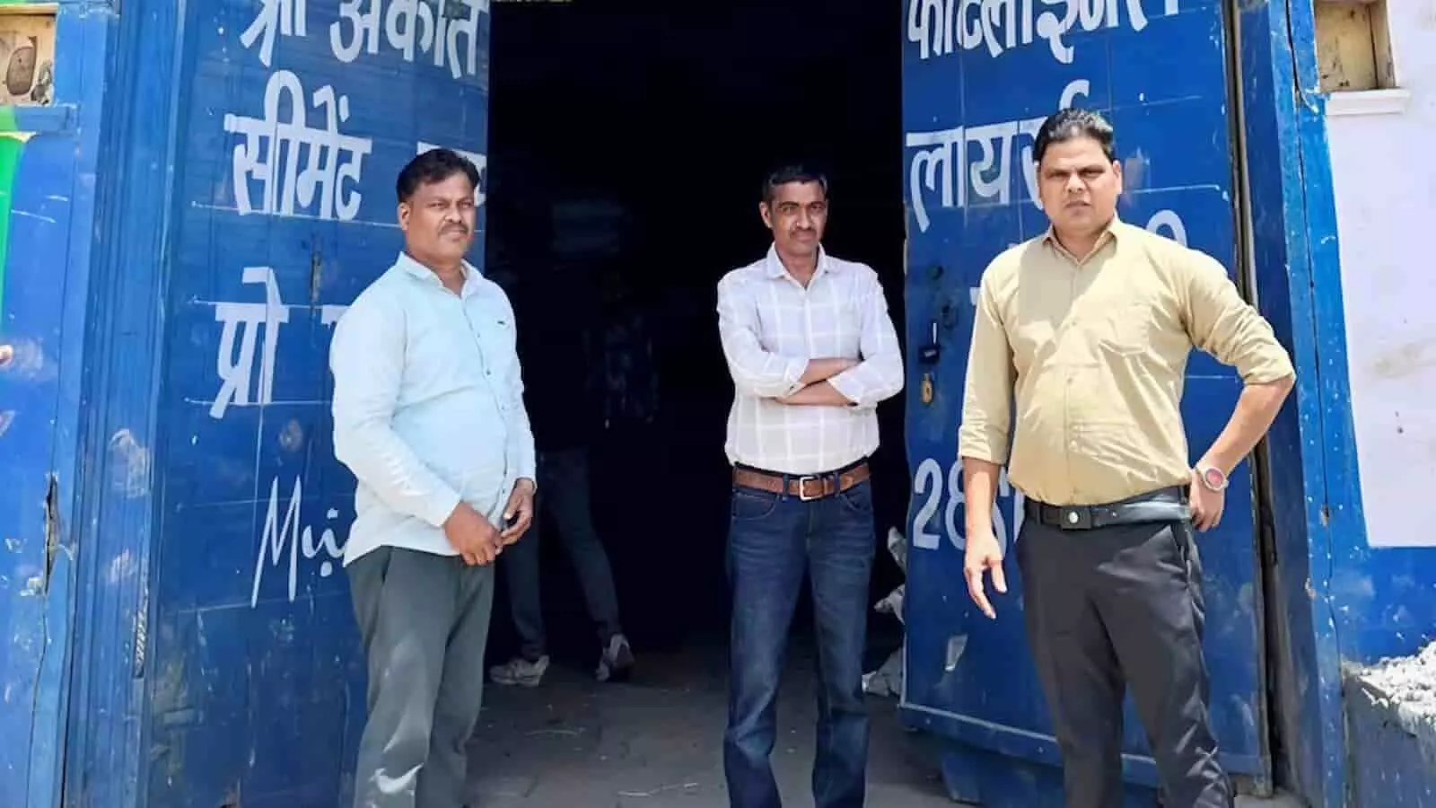 चित्तौड़गढ़ में कृषि विभाग के अधिकारी खाद की दुकान पर स्टॉक और रिकॉर्ड की जांच करते हुए। चित्तौड़गढ़ में कृषि विभाग के अधिकारी खाद की दुकान पर स्टॉक और रिकॉर्ड की जांच करते हुए।