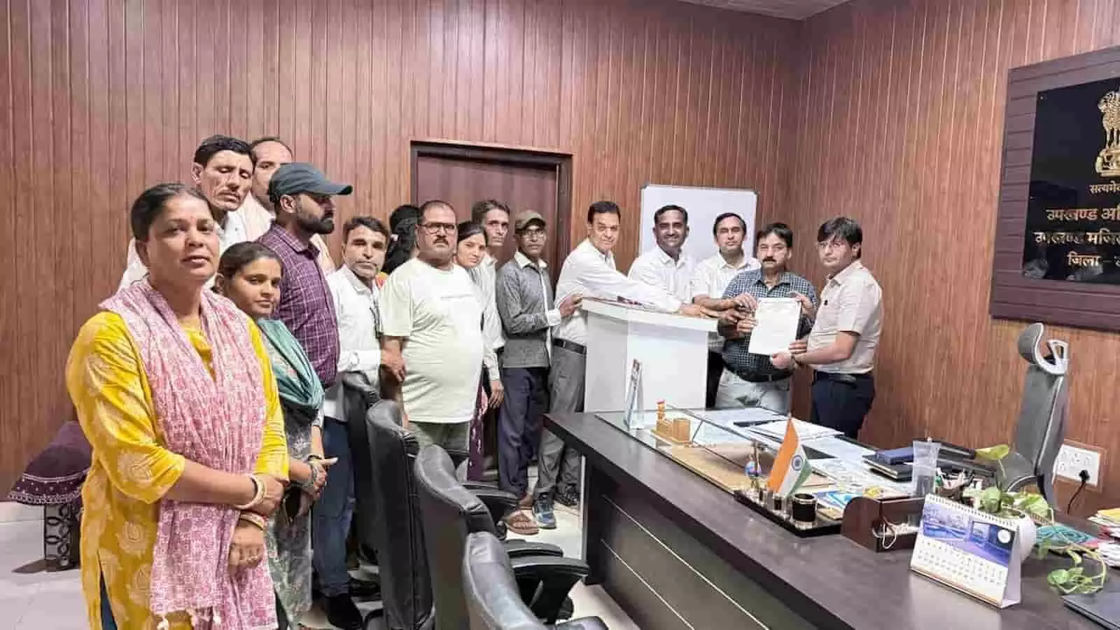 मावली उपखंड कार्यालय में शिक्षक प्रतिनिधिमंडल द्वारा अधिकारी को मांग पत्र सौंपते हुए दृश्य। मावली उपखंड कार्यालय में शिक्षक प्रतिनिधिमंडल द्वारा अधिकारी को मांग पत्र सौंपते हुए दृश्य।
