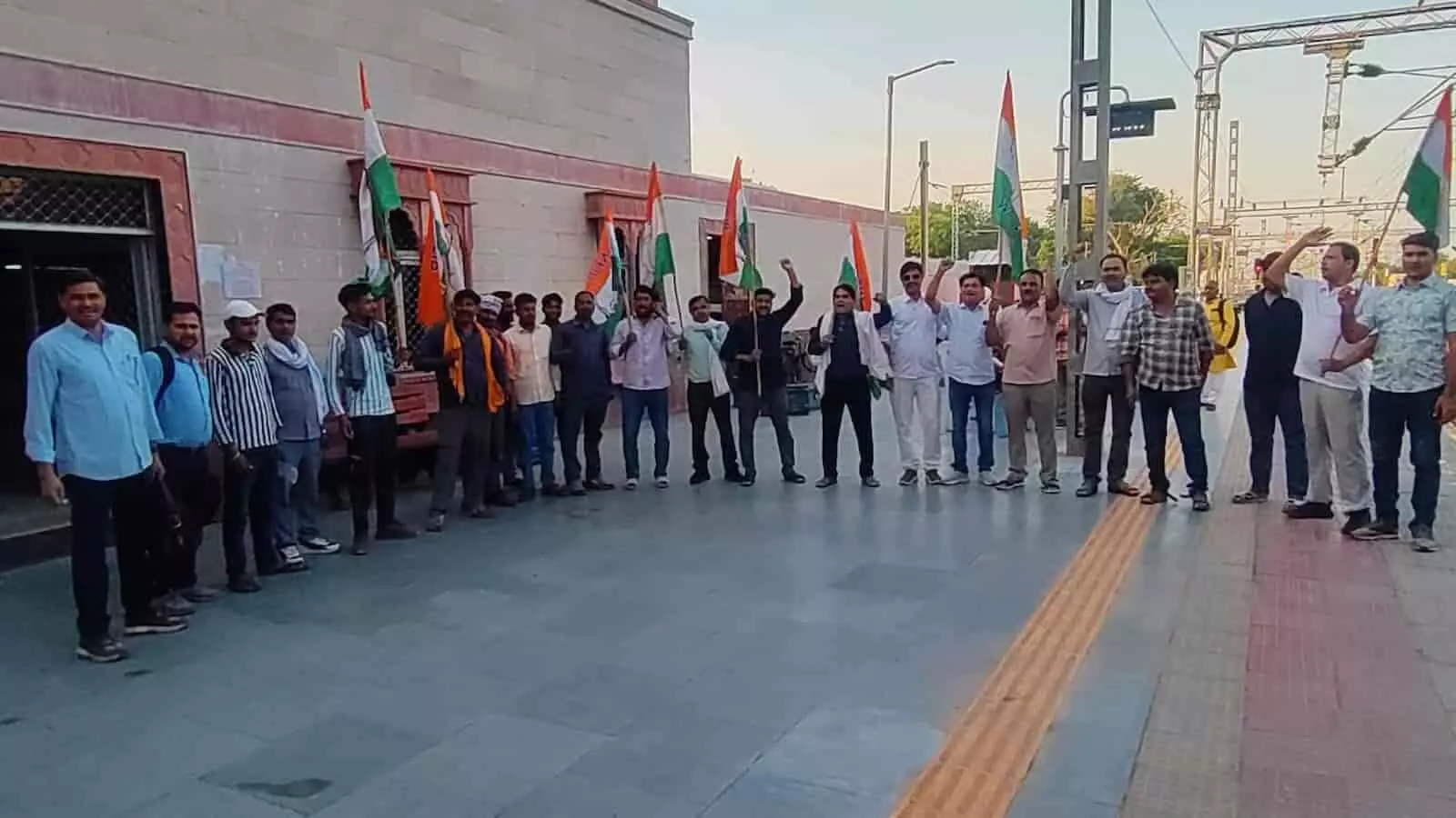 गंगापुर सिटी रेलवे स्टेशन परिसर में झंडे लेकर प्रदर्शन करते वेस्ट सेंट्रल रेलवे मजदूर संघ के कर्मचारी। गंगापुर सिटी रेलवे स्टेशन परिसर में झंडे लेकर प्रदर्शन करते वेस्ट सेंट्रल रेलवे मजदूर संघ के कर्मचारी।