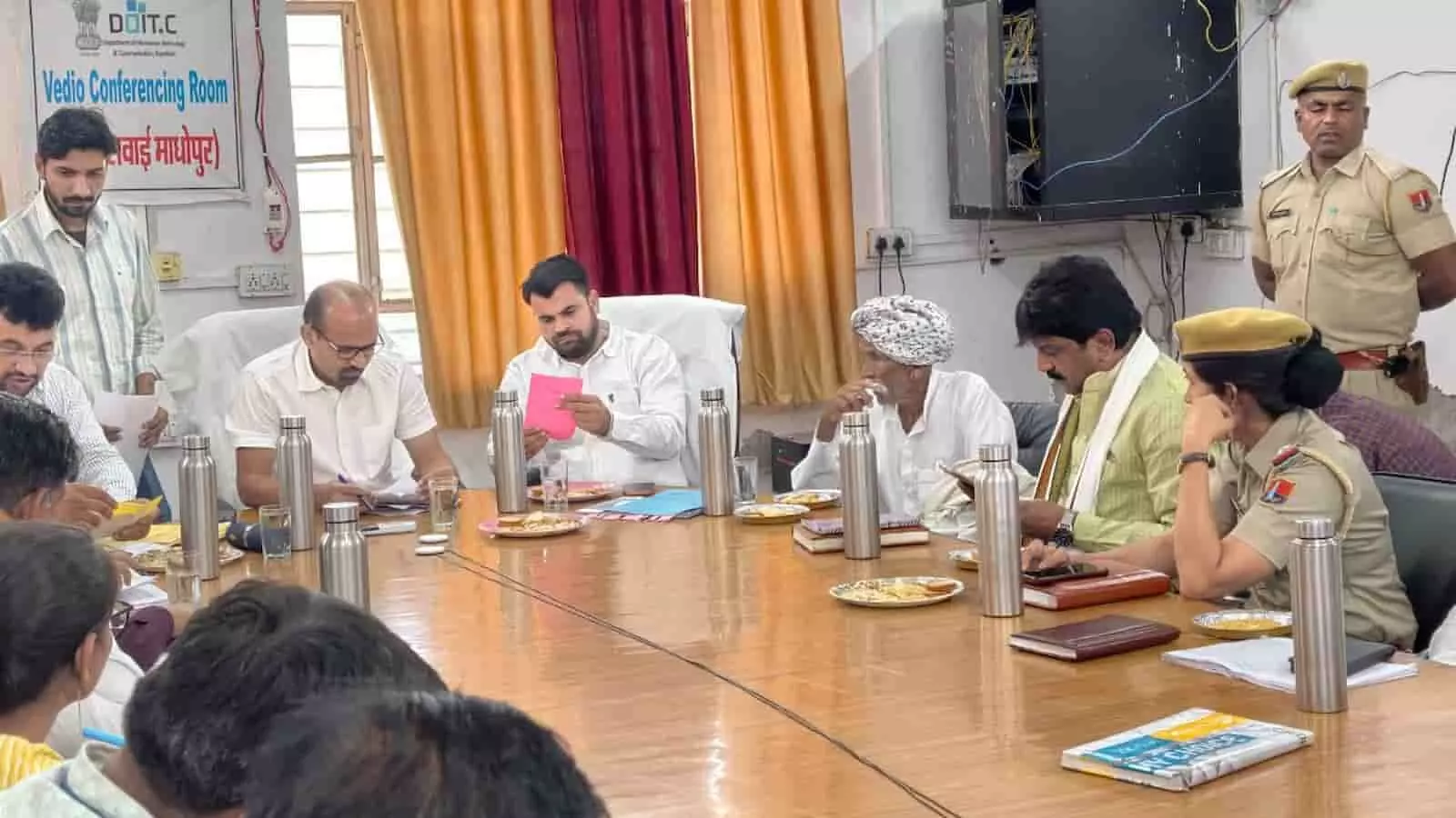 बौंली पंचायत समिति में आयोजित अटल जन सेवा शिविर के दौरान जनसमस्याएं सुनते जिला कलक्टर काना राम और अन्य अधिकारी। बौंली पंचायत समिति में आयोजित अटल जन सेवा शिविर के दौरान जनसमस्याएं सुनते जिला कलक्टर काना राम और अन्य अधिकारी।