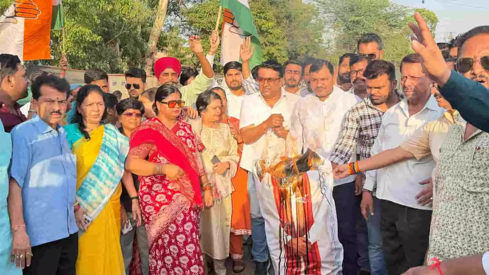 कोटा में नीट पेपर लीक के विरोध में शिक्षा मंत्री का पुतला फूंकते कांग्रेस कार्यकर्ता और पदाधिकारी। कोटा में नीट पेपर लीक के विरोध में शिक्षा मंत्री का पुतला फूंकते कांग्रेस कार्यकर्ता और पदाधिकारी।