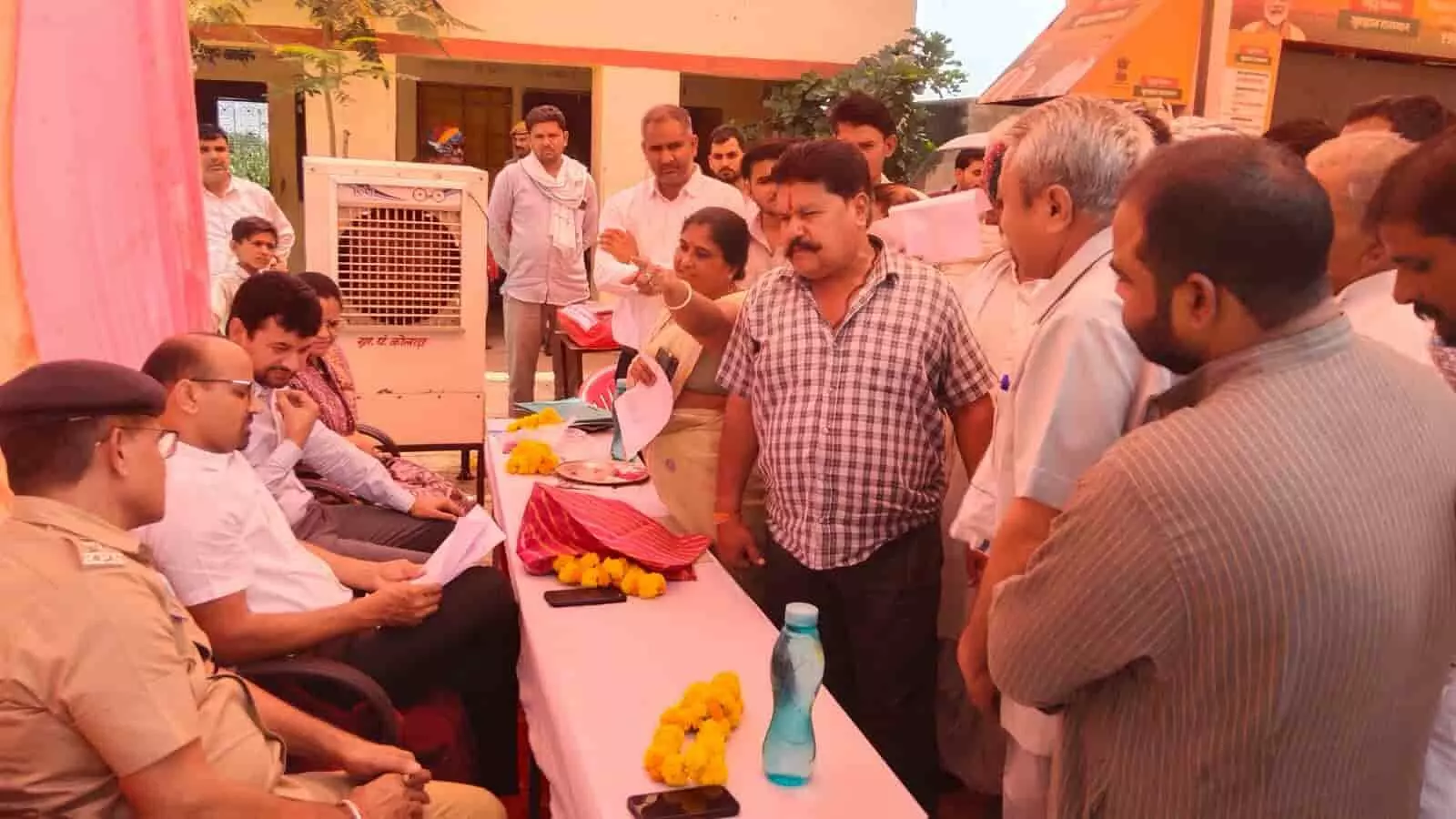 कोलाडा गांव में ग्राम रथ अभियान के दौरान ग्रामीणों से संवाद करते जिला कलक्टर काना राम और अधिकारी। कोलाडा गांव में ग्राम रथ अभियान के दौरान ग्रामीणों से संवाद करते जिला कलक्टर काना राम और अधिकारी।