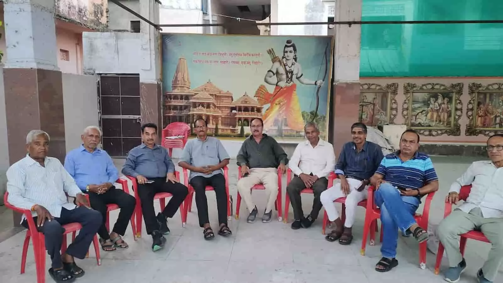 पारीक भवन कोटा में कुर्सियों पर बैठकर स्थापना दिवस की तैयारी बैठक करते समता आंदोलन समिति के सदस्य। पारीक भवन कोटा में कुर्सियों पर बैठकर स्थापना दिवस की तैयारी बैठक करते समता आंदोलन समिति के सदस्य।