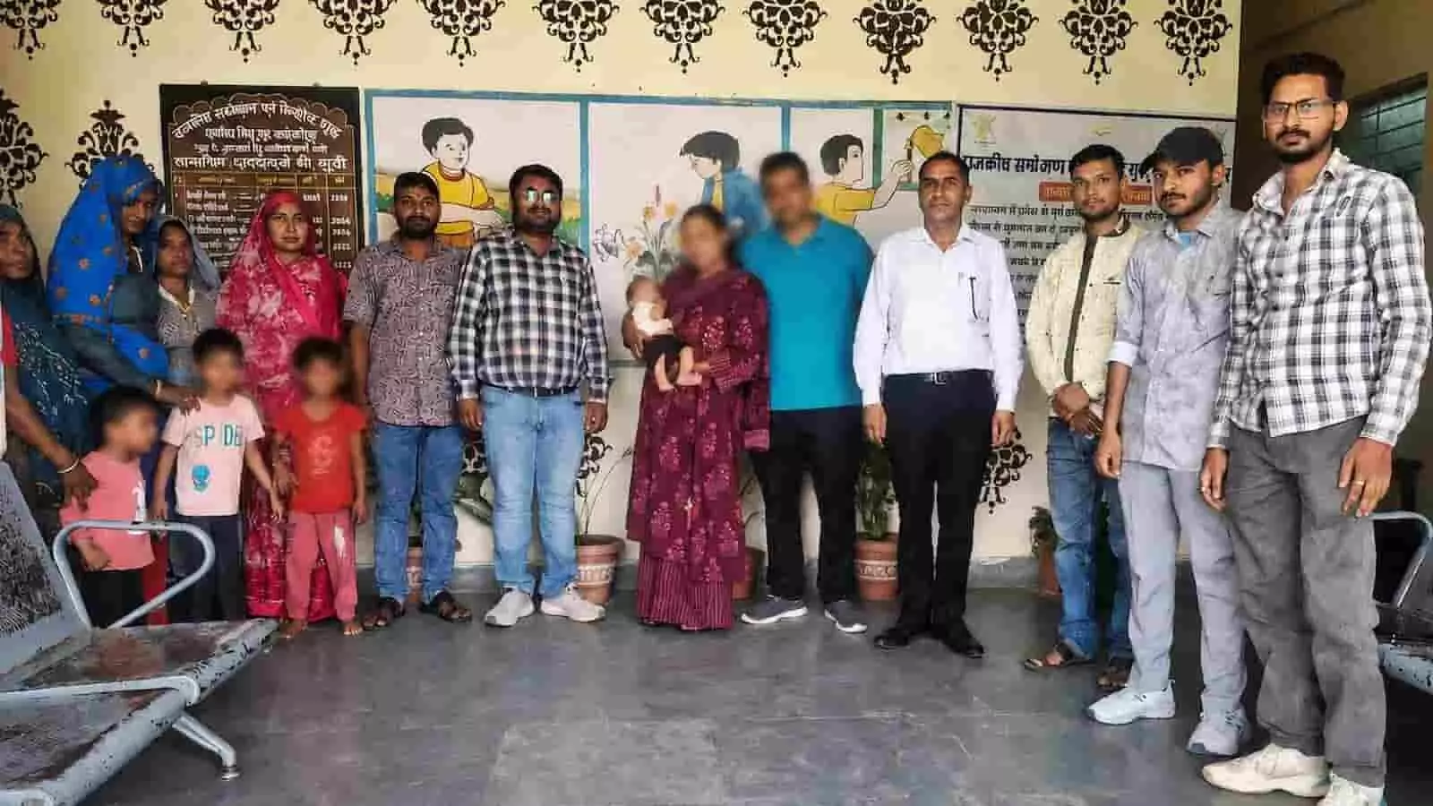 सवाई माधोपुर राजकीय दत्तक ग्रहण एजेंसी में अधिकारियों की मौजूदगी में दंपति को गोद में बच्चा दिए हुए। सवाई माधोपुर राजकीय दत्तक ग्रहण एजेंसी में अधिकारियों की मौजूदगी में दंपति को गोद में बच्चा दिए हुए।