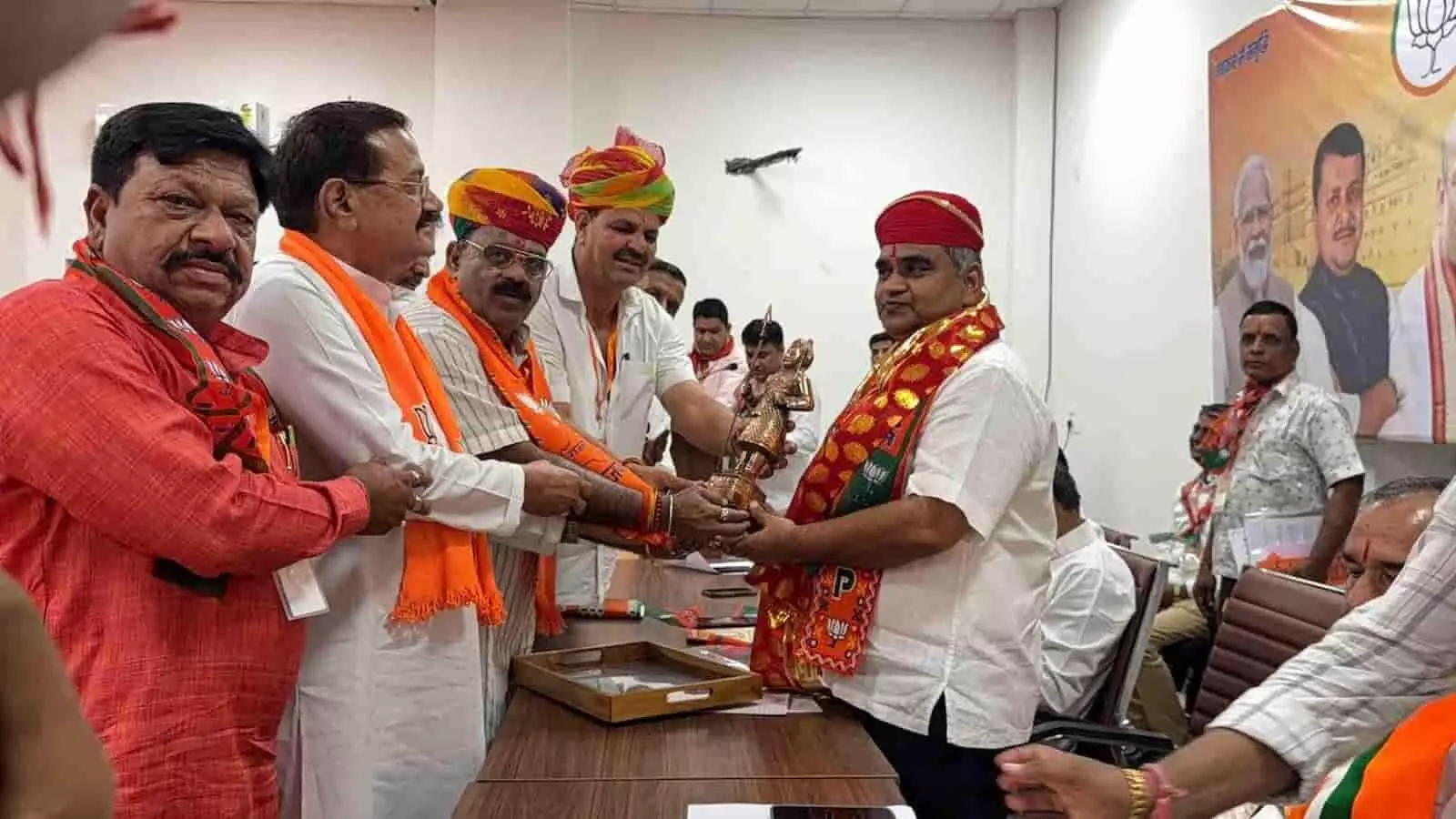 भाजपा कार्यालय उदयपुर में आयोजित बैठक के दौरान मदन राठौड़ को स्मृति चिह्न भेंट करते हुए चैनसिंह राठौड़। भाजपा कार्यालय उदयपुर में आयोजित बैठक के दौरान मदन राठौड़ को स्मृति चिह्न भेंट करते हुए चैनसिंह राठौड़।