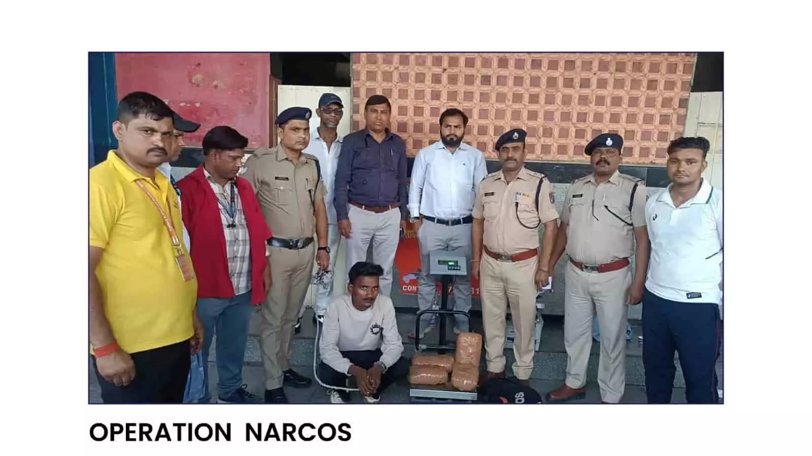 रेलवे स्टेशन पर आरपीएफ पुलिसकर्मी जब्त किए गए नशीले पदार्थों के पैकेट के साथ खड़े हैं। रेलवे स्टेशन पर आरपीएफ पुलिसकर्मी जब्त किए गए नशीले पदार्थों के पैकेट के साथ खड़े हैं।