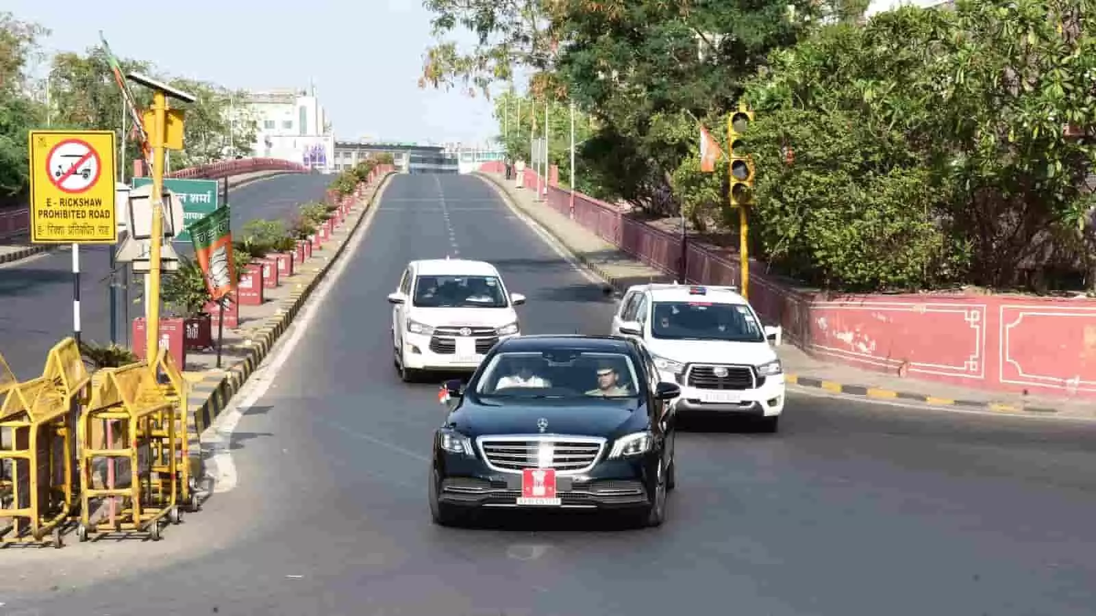 जयपुर की सड़क पर चलता हुआ राजस्थान के राज्यपाल का काफिला जिसमें तीन गाड़ियां दिखाई दे रही हैं।